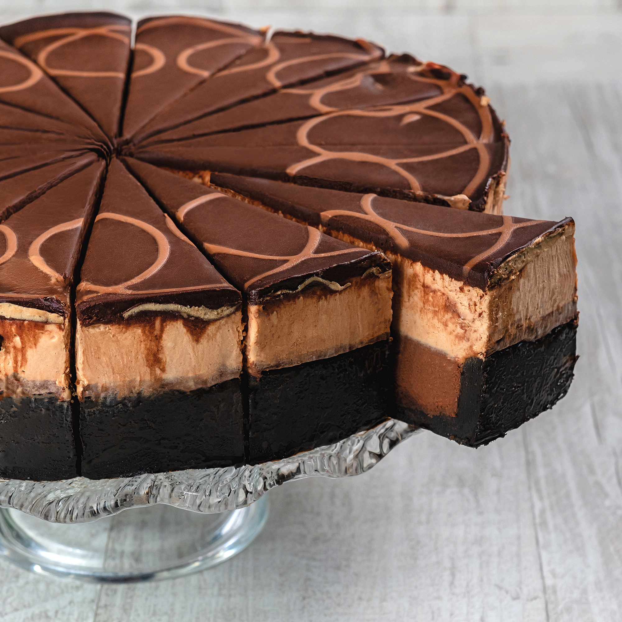 Корж из темного шоколада, горько-сладкий шоколадный чизкейк, чизкейк из молочного шоколада. Украшен глазурью из темного шоколада и полит молочным шоколадом. изображение 3