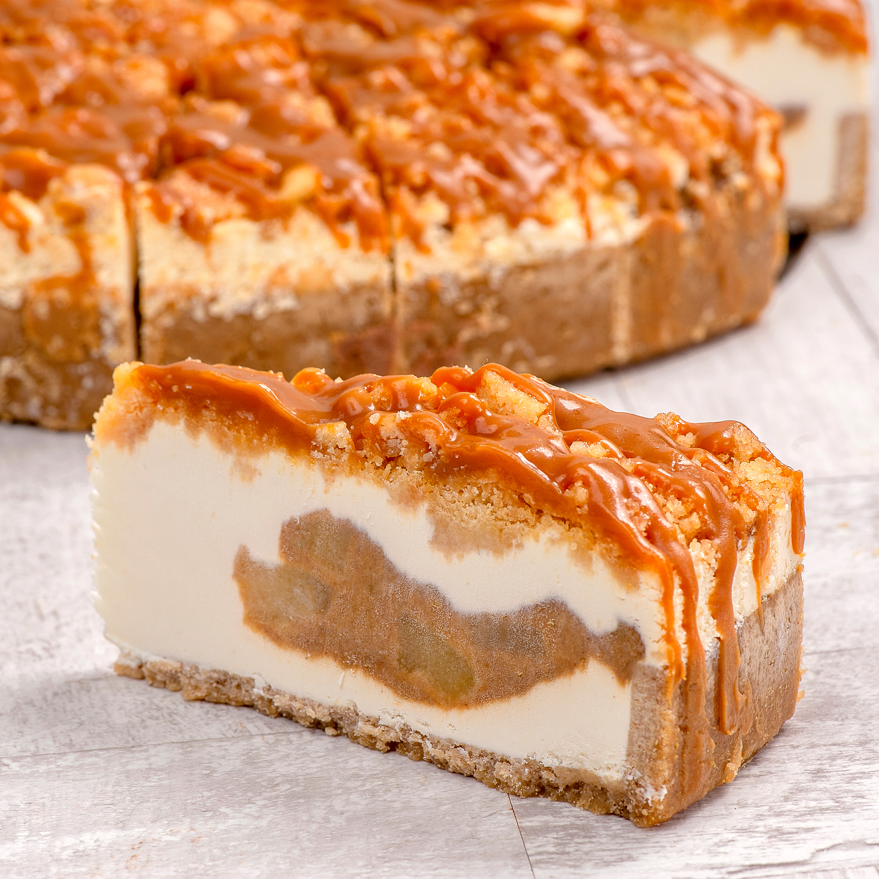 Нежнейший чизкейк из творожного сыра с начинкой из яблока с корицей, со слоем хрустящей крошки печенья, залит толстым слоем карамели изображение 1