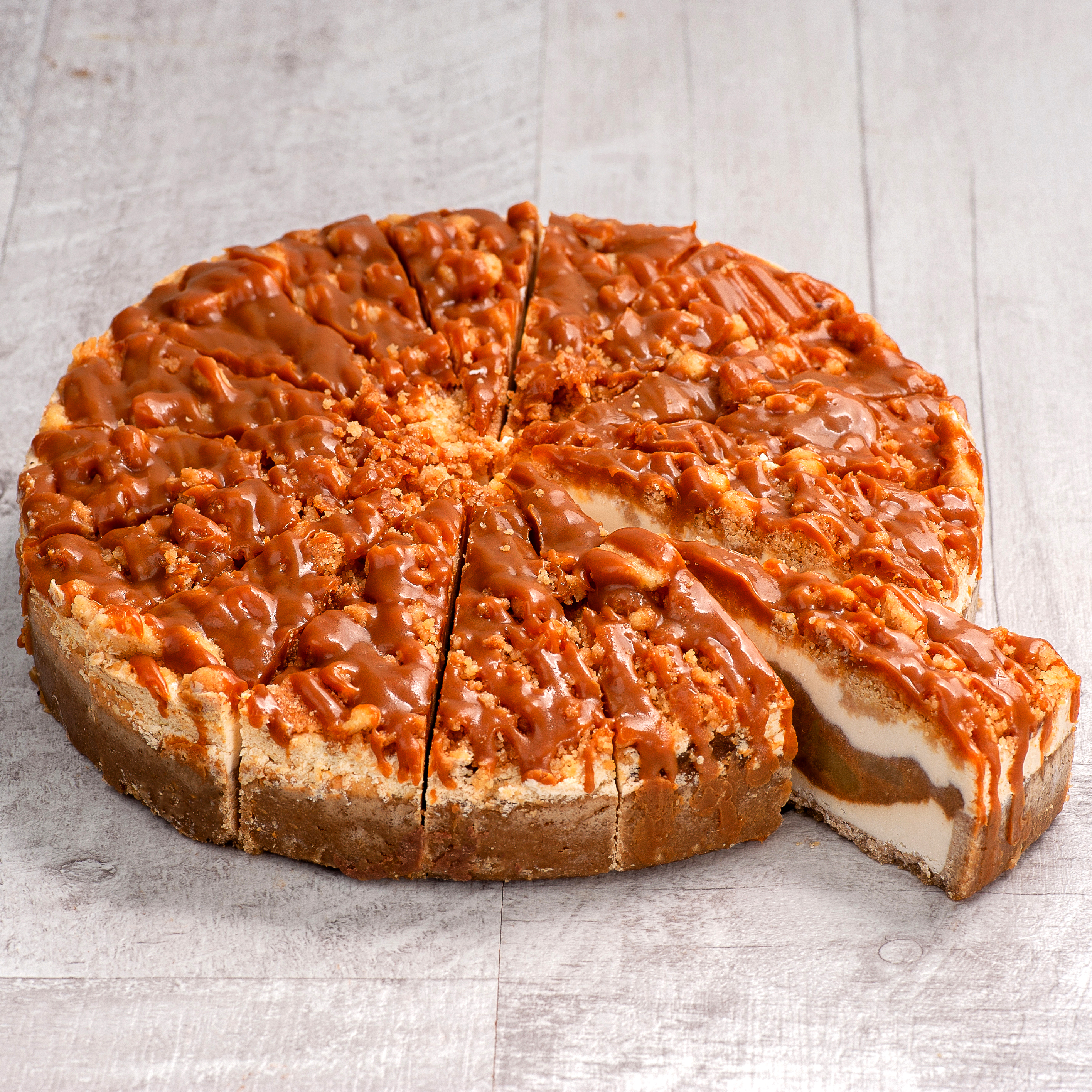 Нежнейший чизкейк из творожного сыра с начинкой из яблока с корицей, со слоем хрустящей крошки печенья, залит толстым слоем карамели изображение 2