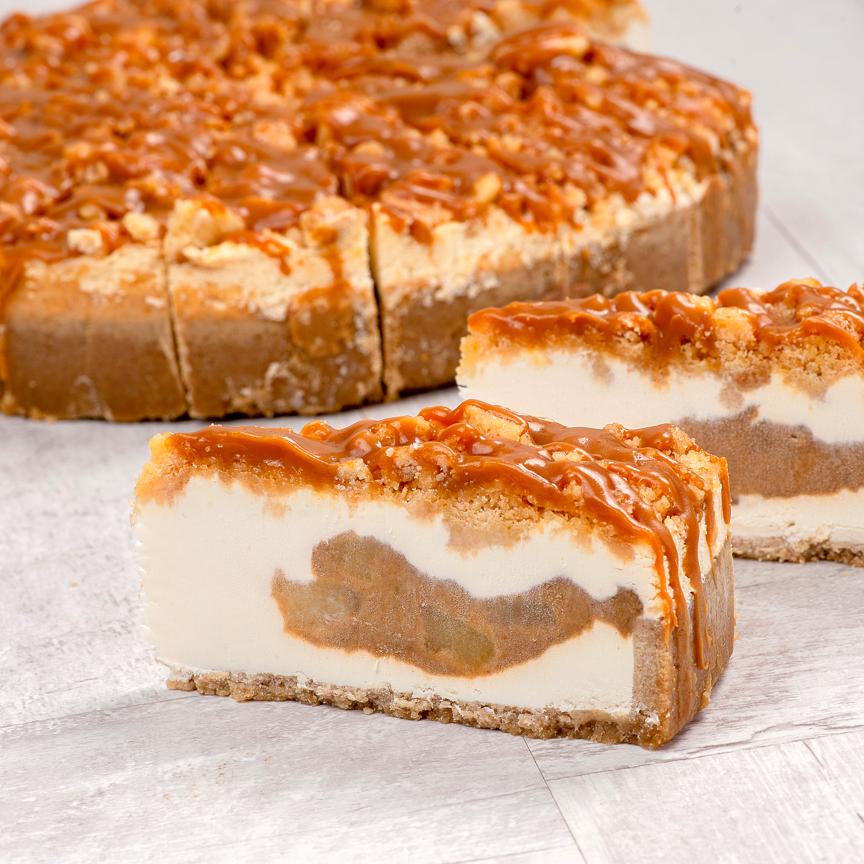 Нежнейший чизкейк из творожного сыра с начинкой из яблока с корицей, со слоем хрустящей крошки печенья, залит толстым слоем карамели изображение 3