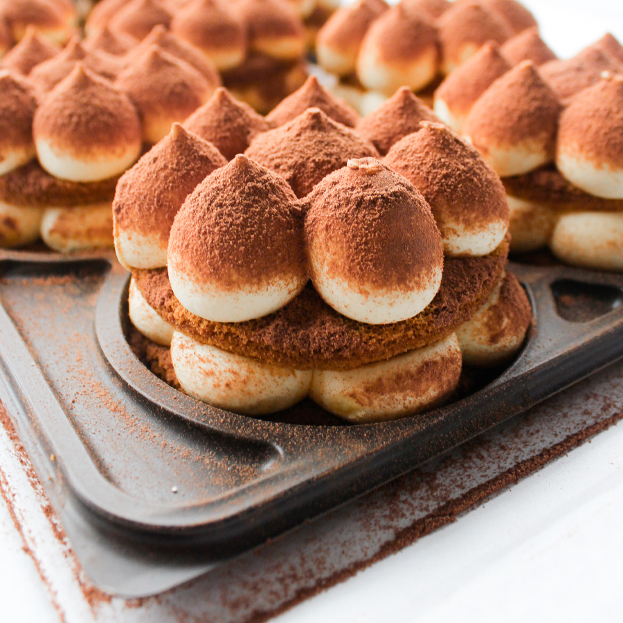 Пропитанный кофе с ликером бисквит и нежный крем из свежего сыра маскарпоне. изображение 2