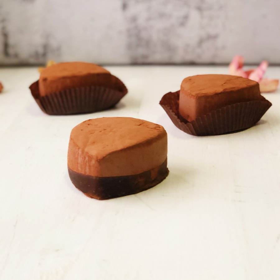 Десерт изысканной формы из сливочного мороженого с темным бельгийским шоколадом, посыпанного какао-пудрой изображение 1