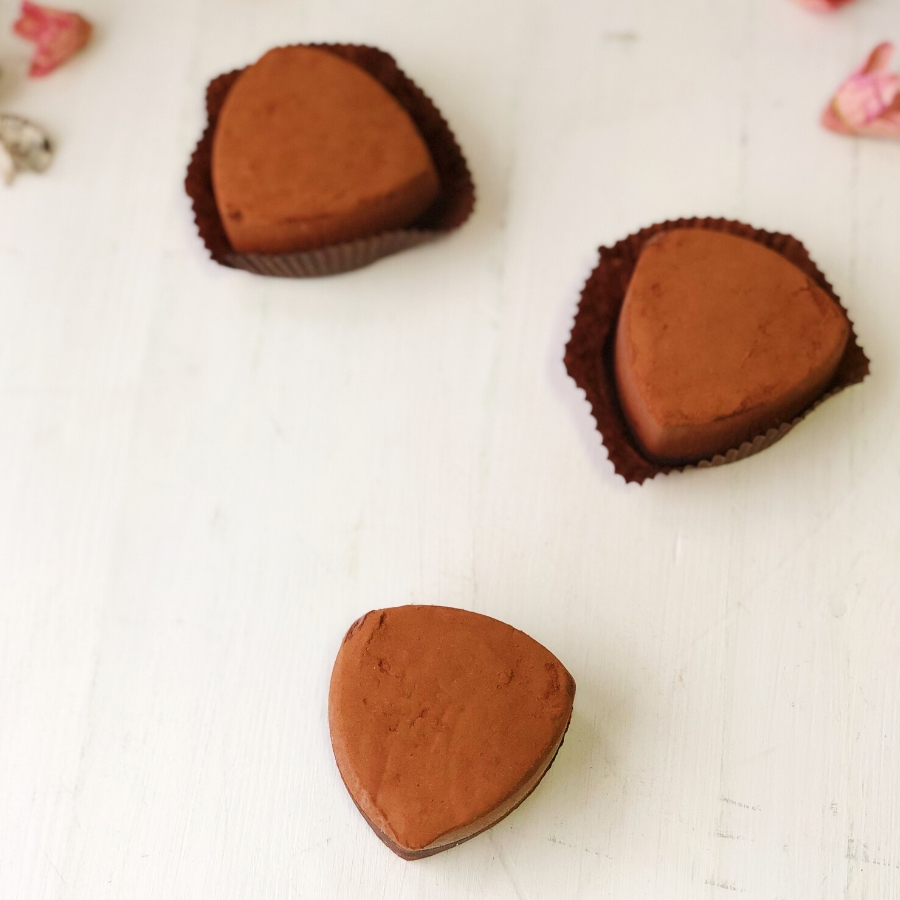 Десерт изысканной формы из сливочного мороженого с темным бельгийским шоколадом, посыпанного какао-пудрой изображение 2