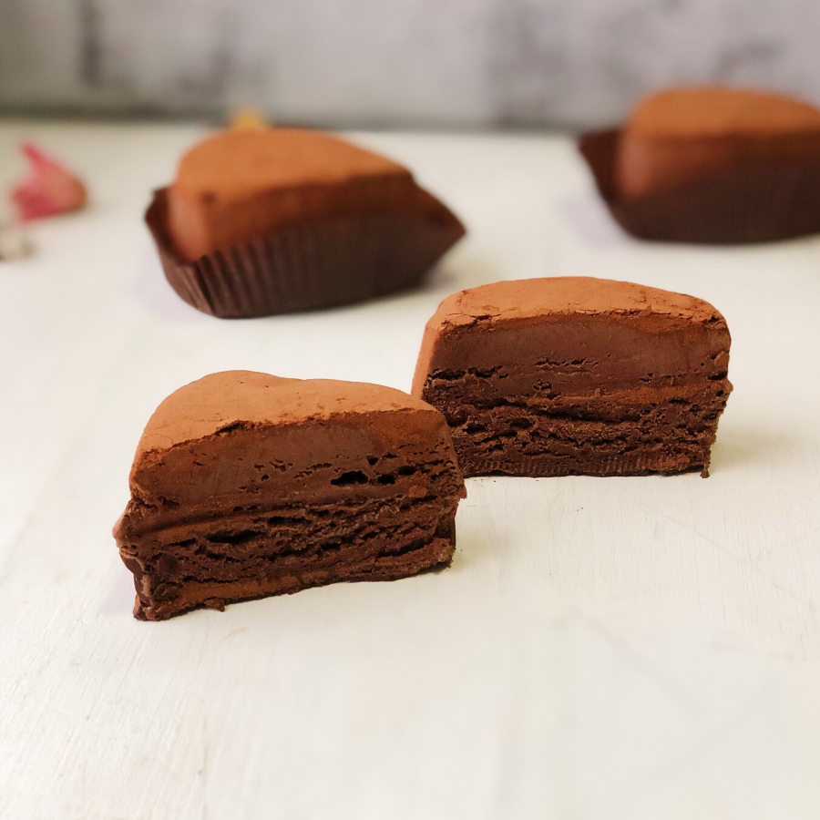 Десерт изысканной формы из сливочного мороженого с темным бельгийским шоколадом, посыпанного какао-пудрой изображение 3