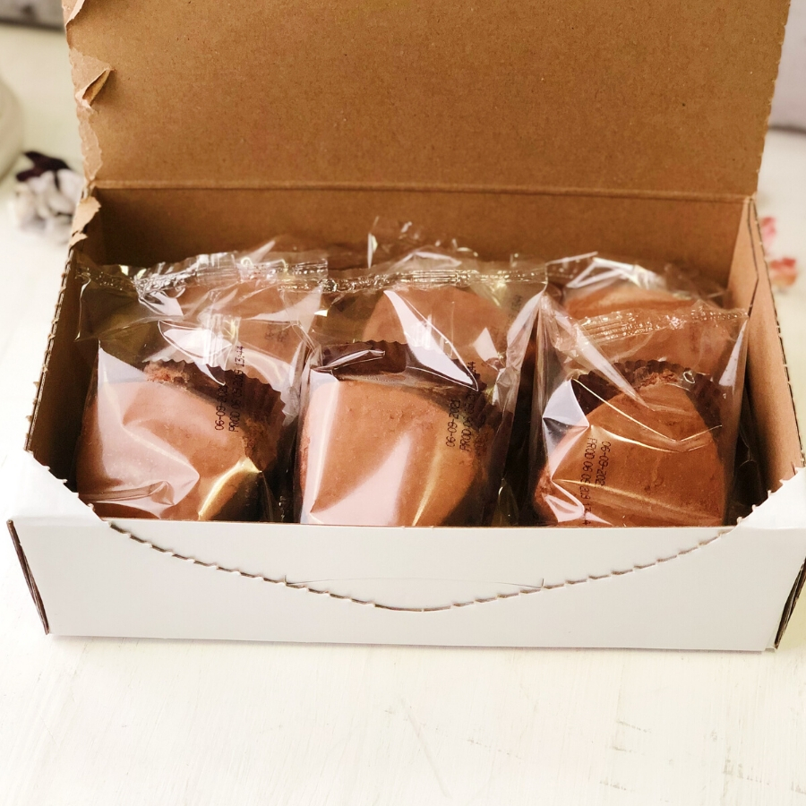 Десерт изысканной формы из сливочного мороженого с темным бельгийским шоколадом, посыпанного какао-пудрой изображение 4