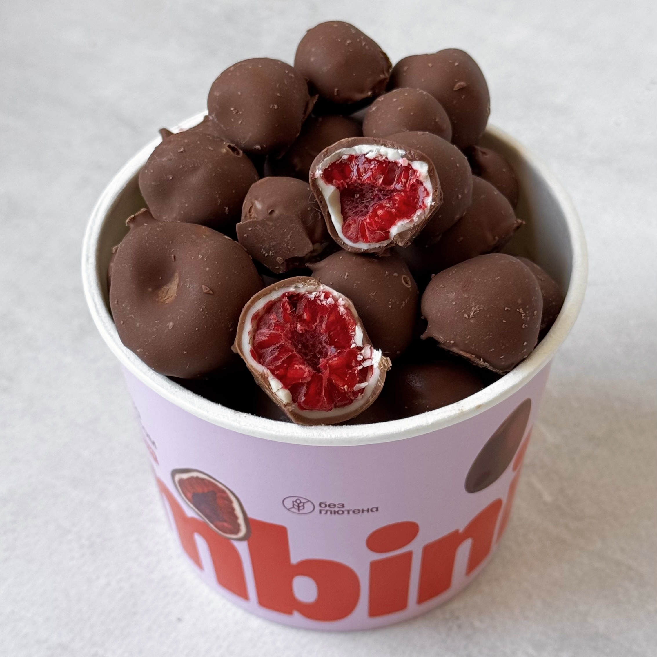 Нежные ягоды малины, покрытые слоями белого и молочного шоколада без сахара изображение 1