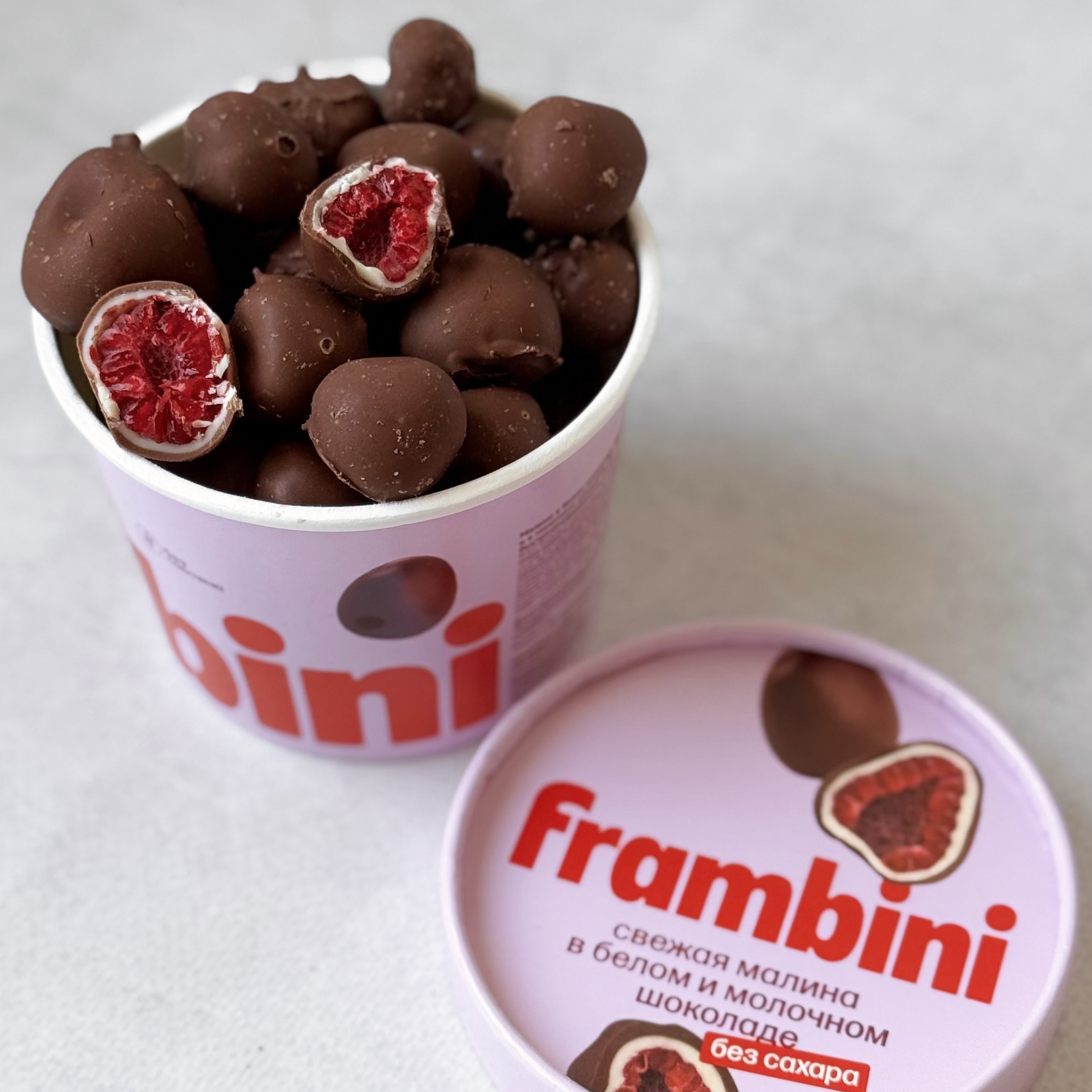 Нежные ягоды малины, покрытые слоями белого и молочного шоколада без сахара изображение 3