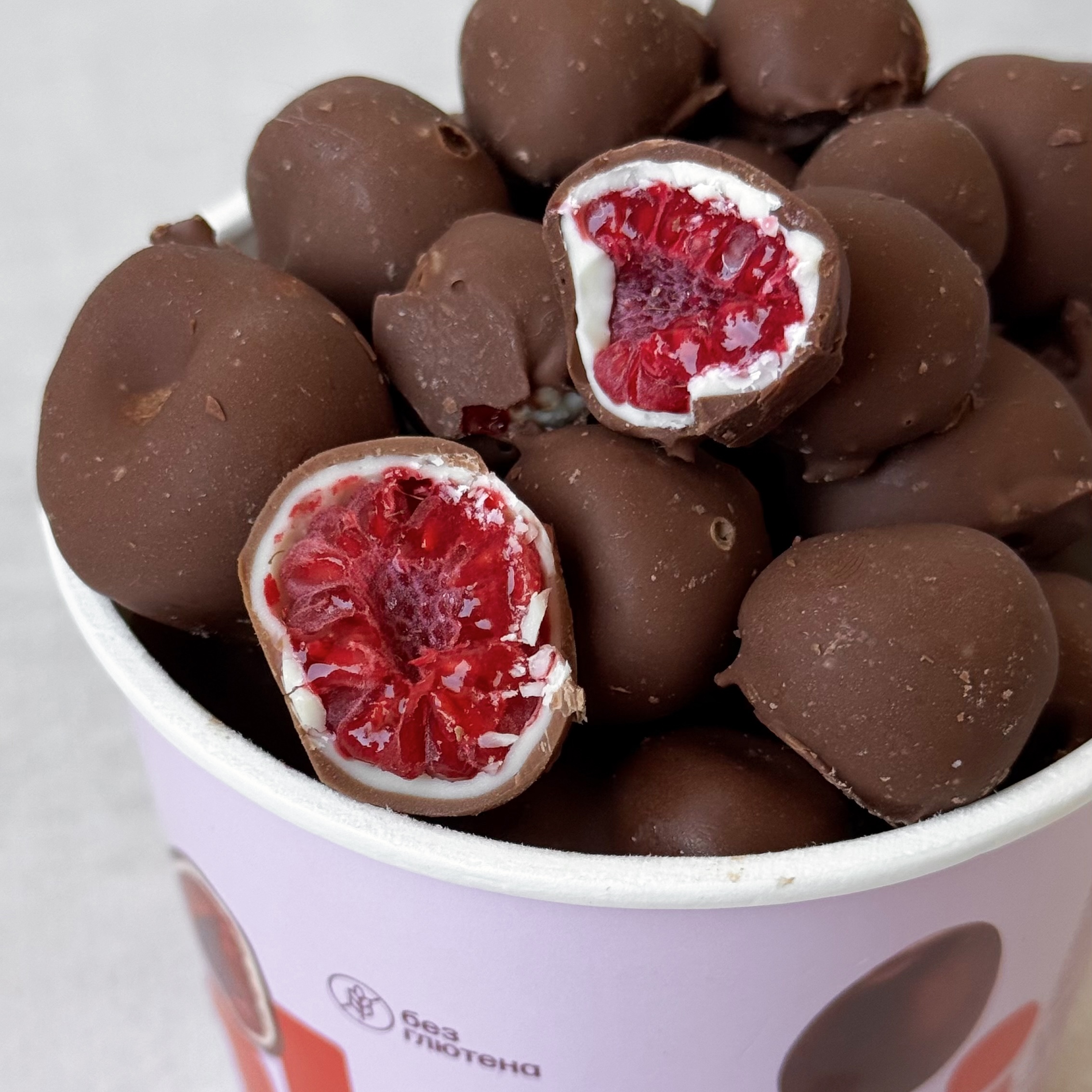 Нежные ягоды малины, покрытые слоями белого и молочного шоколада без сахара изображение 5