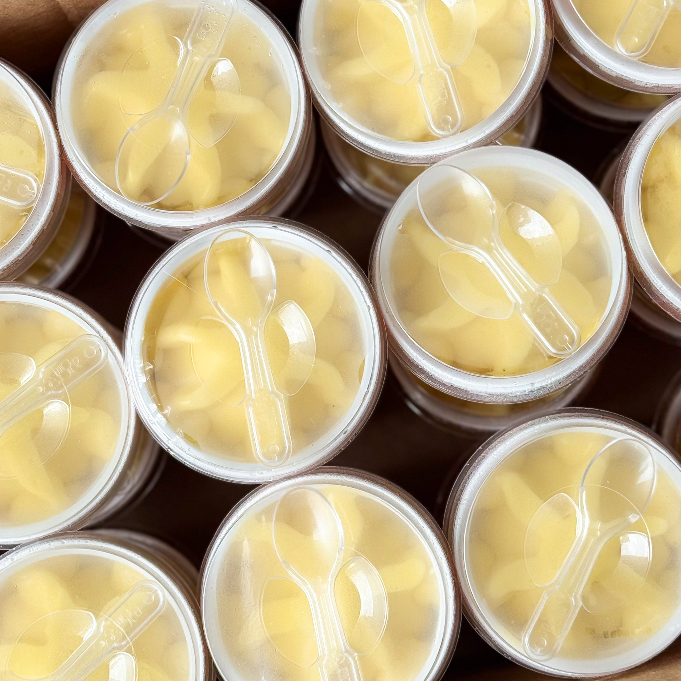 Десерт взбитый замороженный фруктово-ягодный в стакане с манго. Ложечка в комплекте. изображение 2