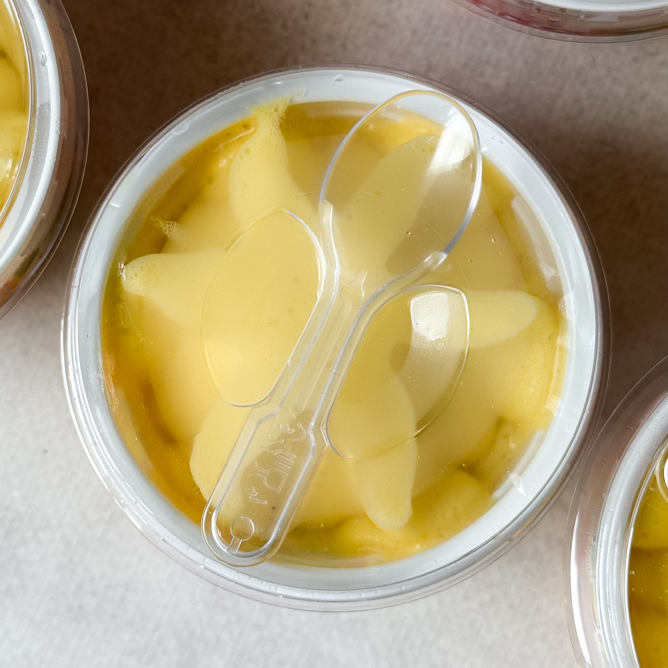 Десерт взбитый замороженный фруктово-ягодный в стакане с манго. Ложечка в комплекте. изображение 6