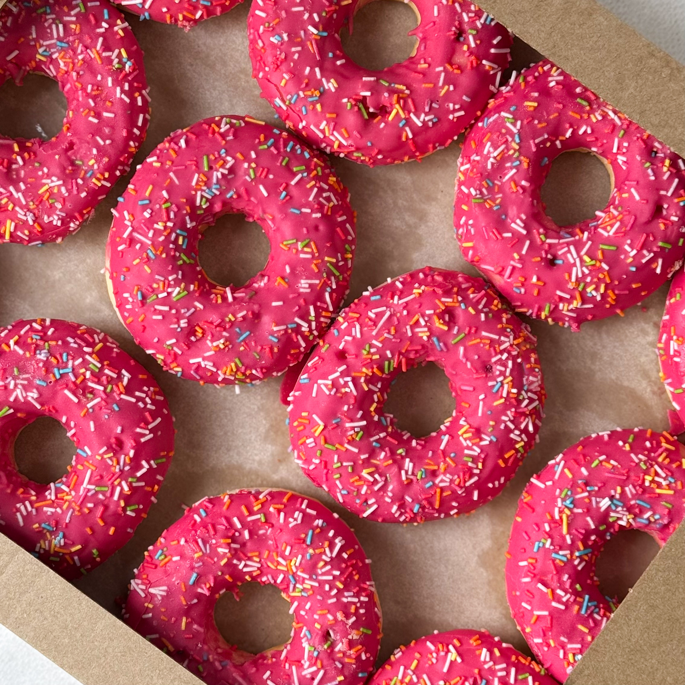 Донат глазированный клубничный с клубничной начинкой изображение 2