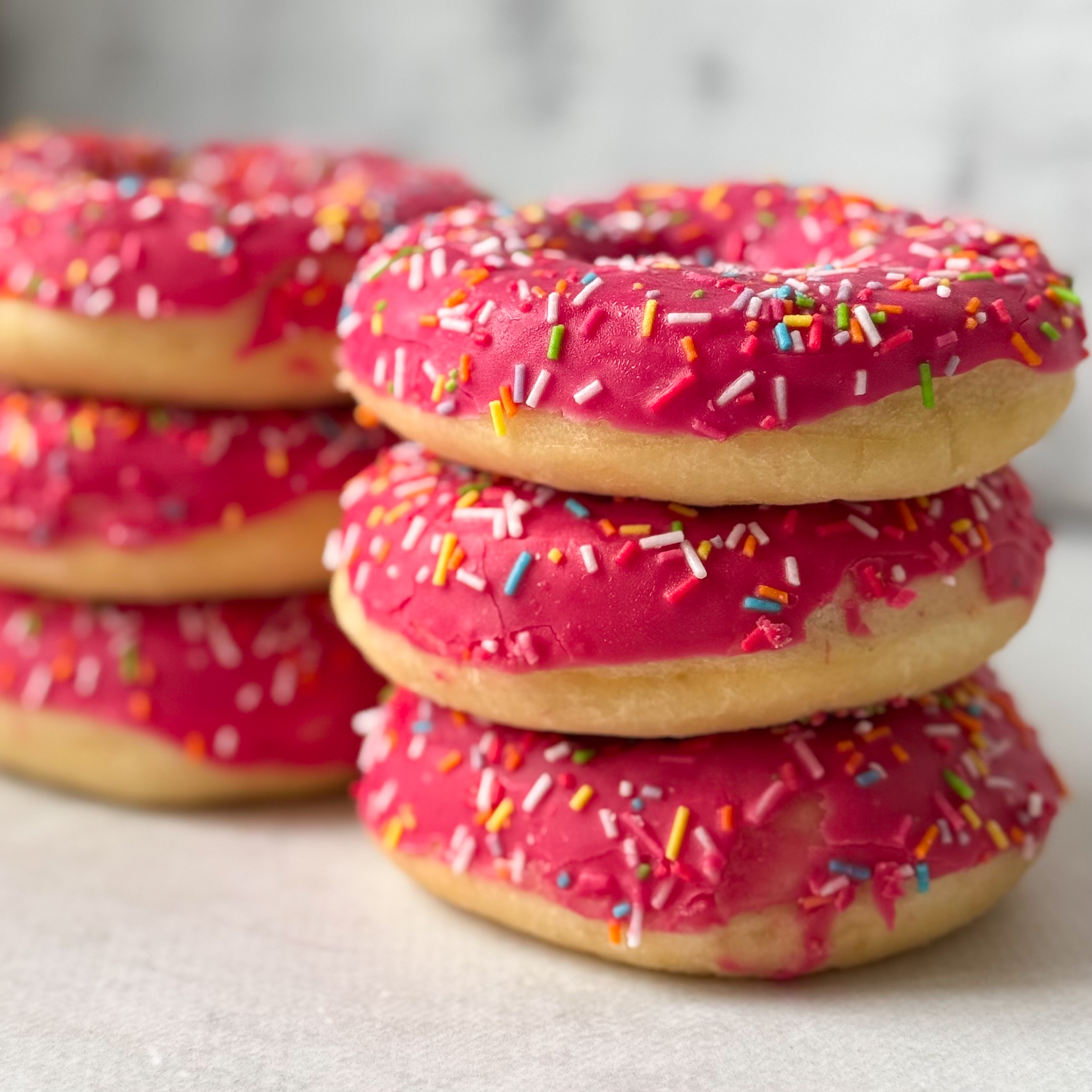 Донат глазированный клубничный с клубничной начинкой изображение 3