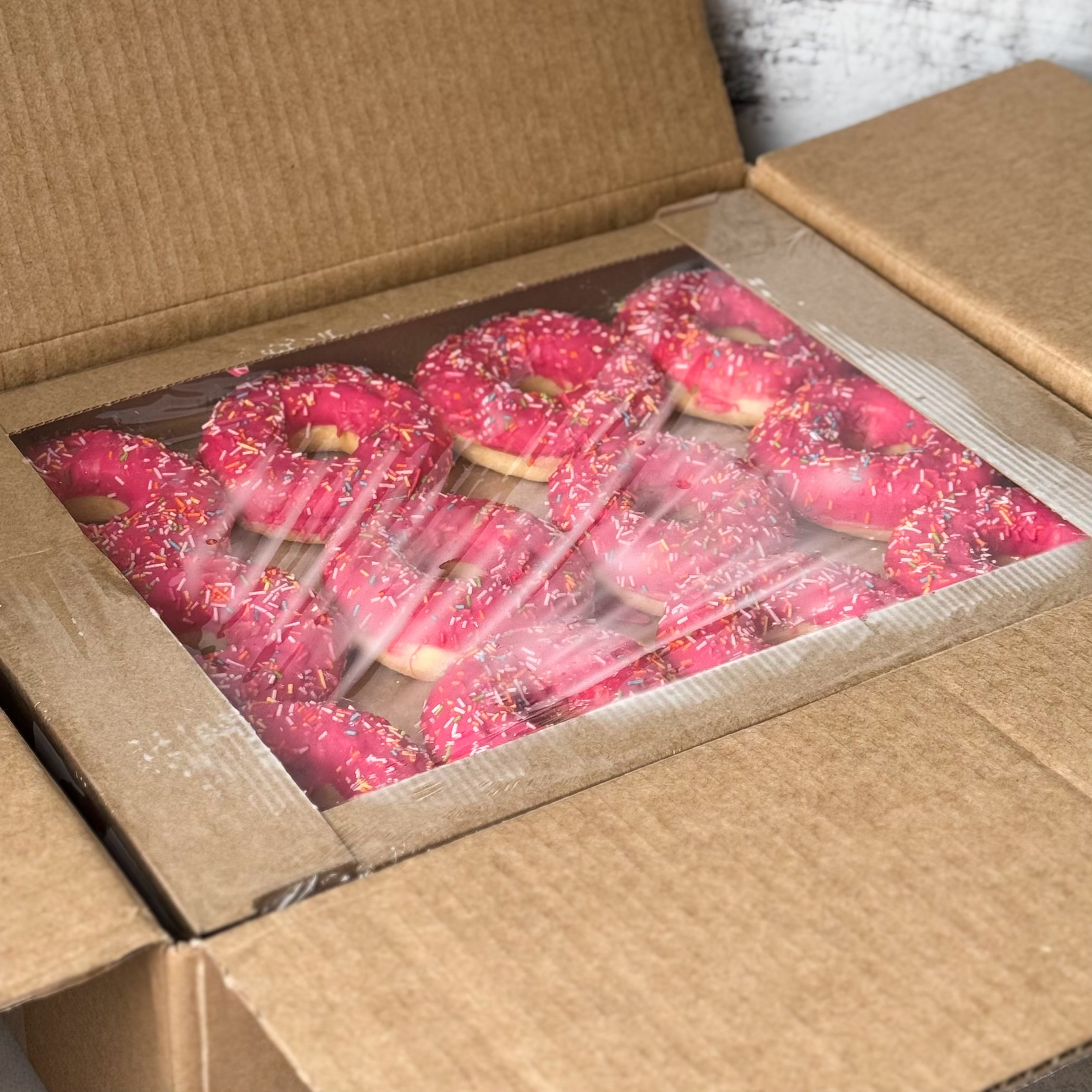 Донат глазированный клубничный с клубничной начинкой изображение 4