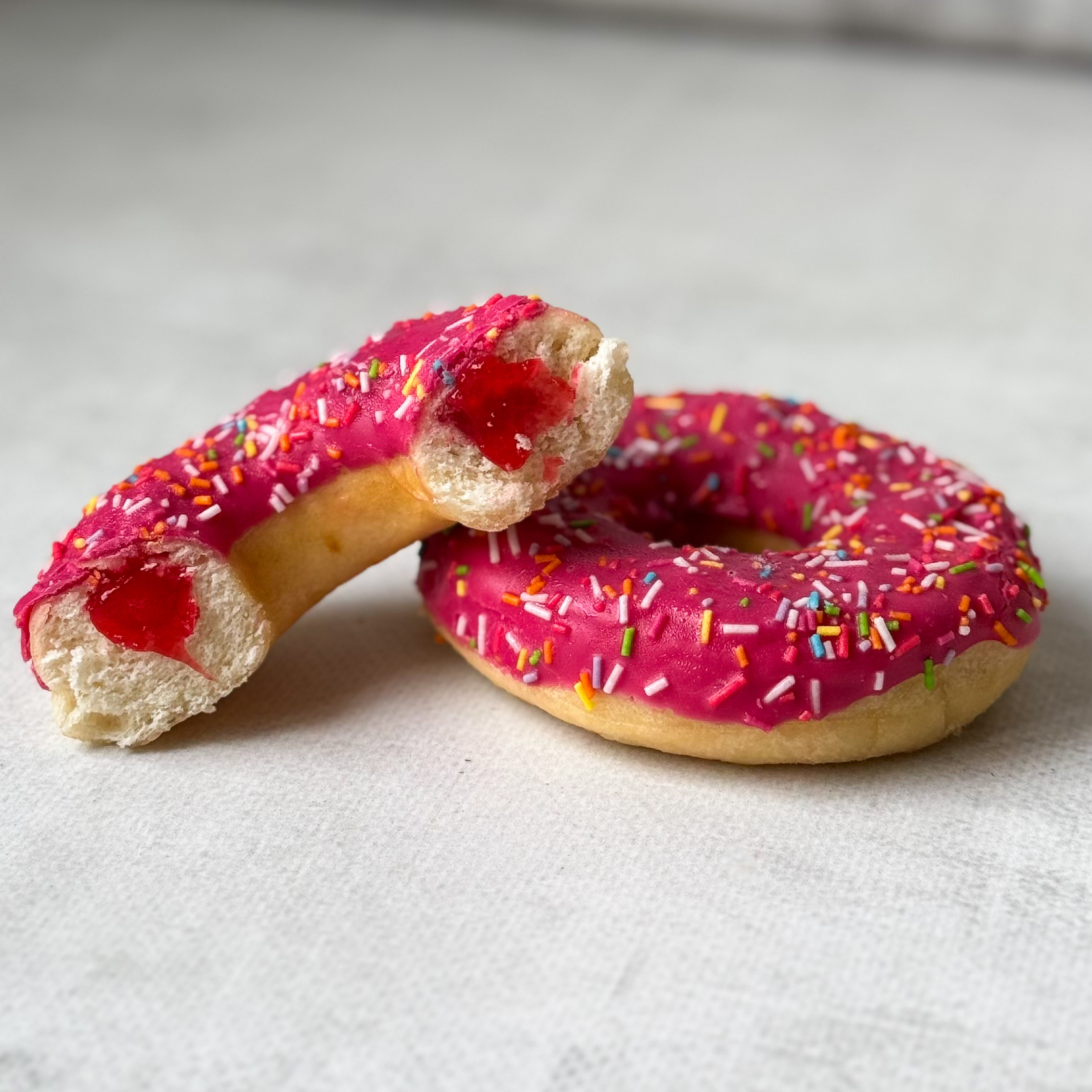 Донат глазированный клубничный с клубничной начинкой изображение 5