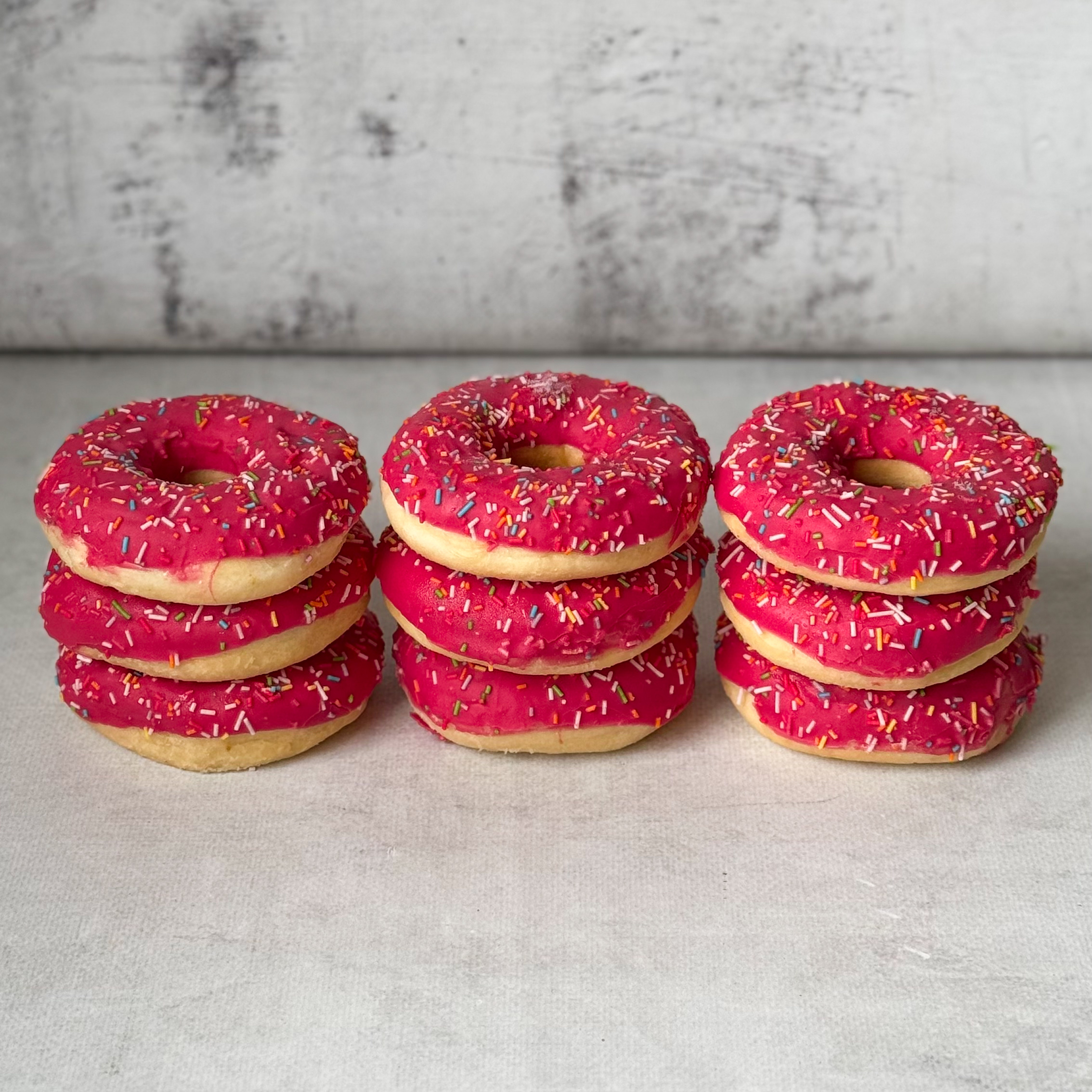 Донат глазированный клубничный с клубничной начинкой изображение 6