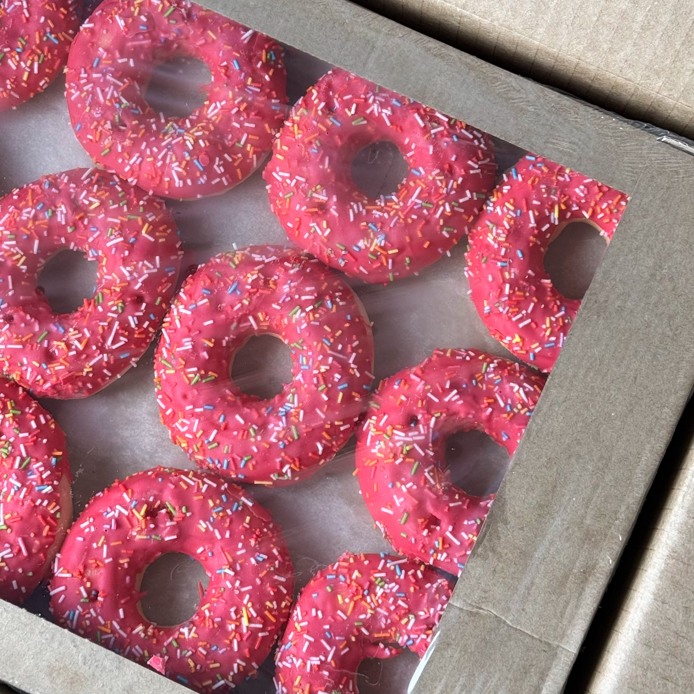 Донат глазированный клубничный с клубничной начинкой изображение 7