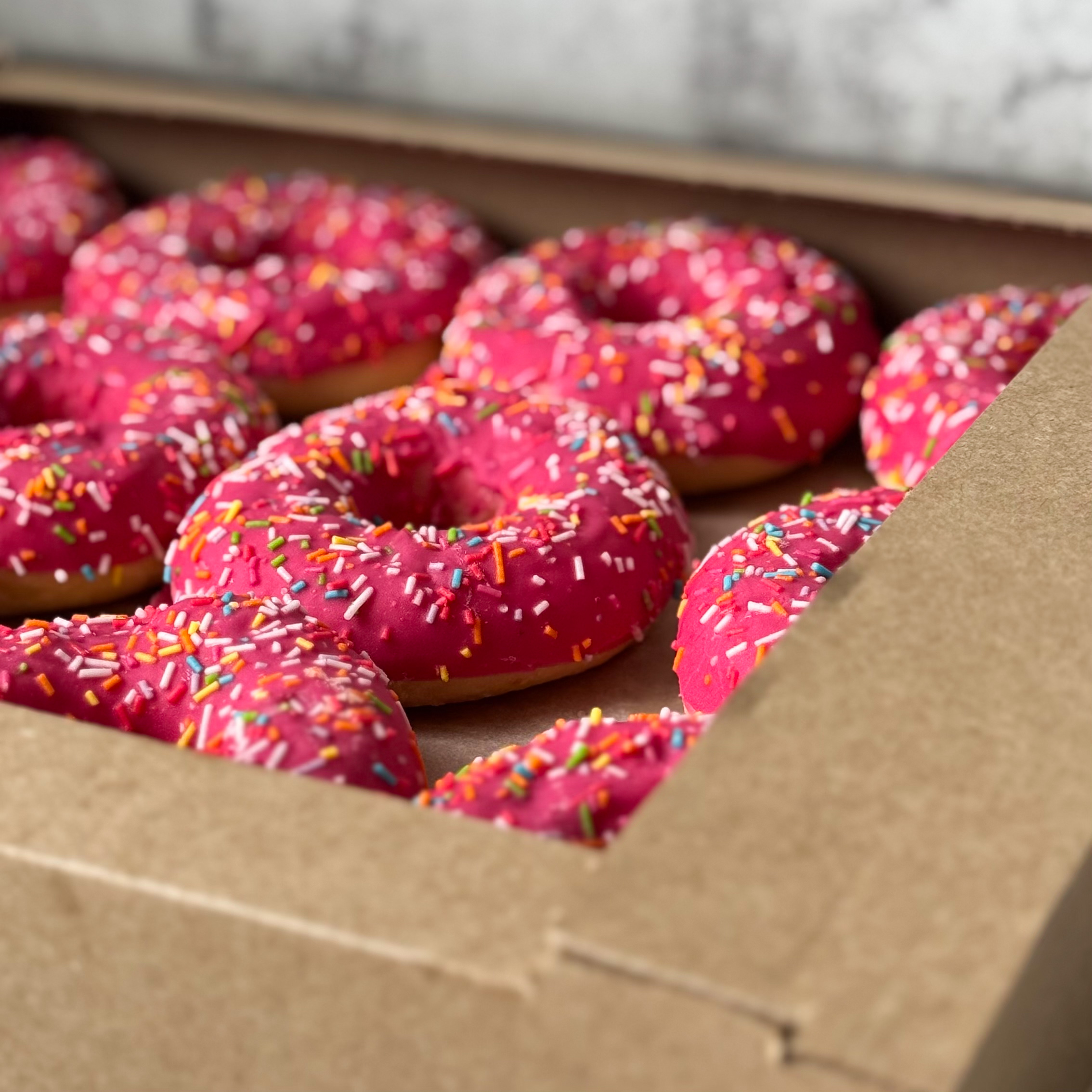 Донат глазированный клубничный с клубничной начинкой изображение 8