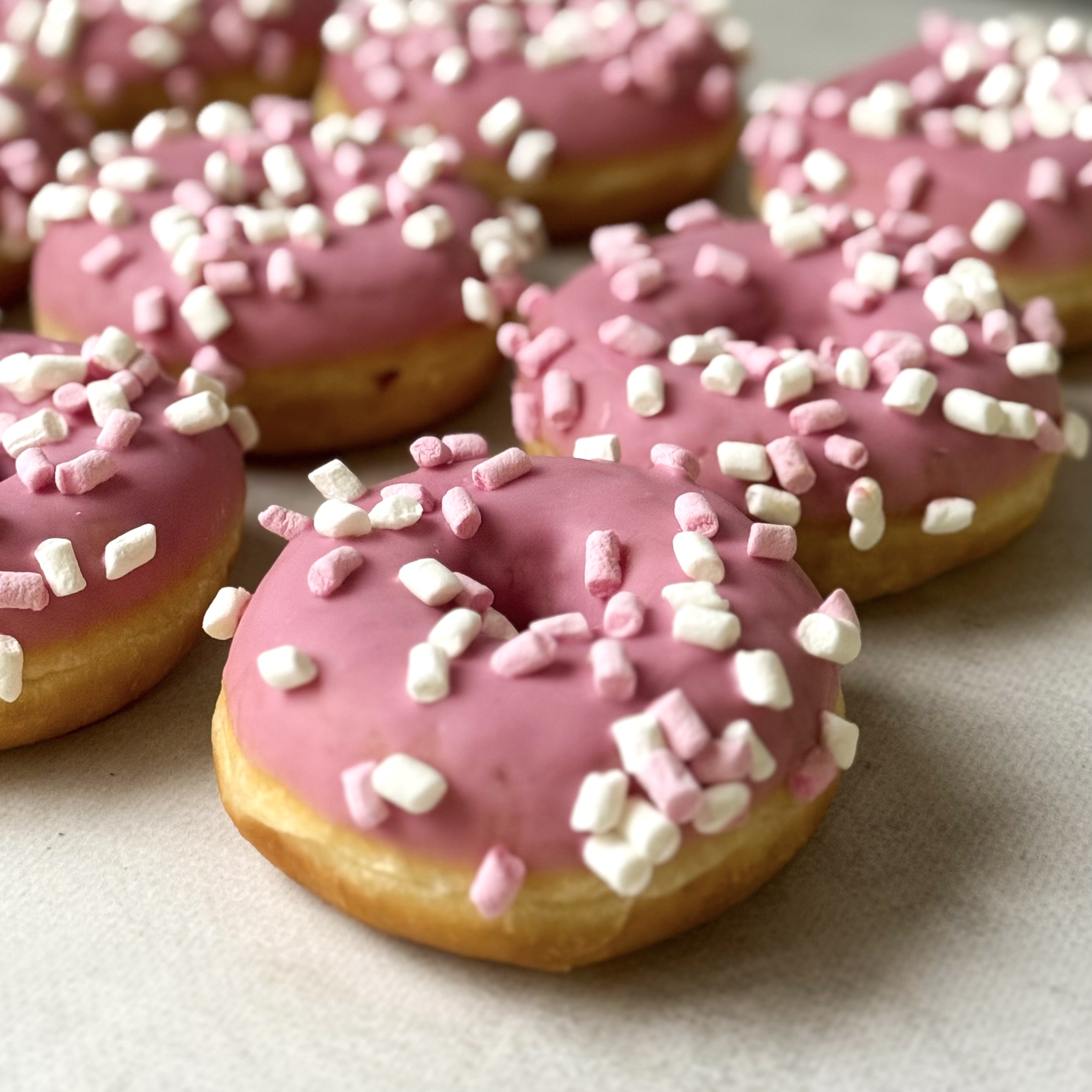 Донат глазированный с посыпкой Маршмеллоу изображение 4