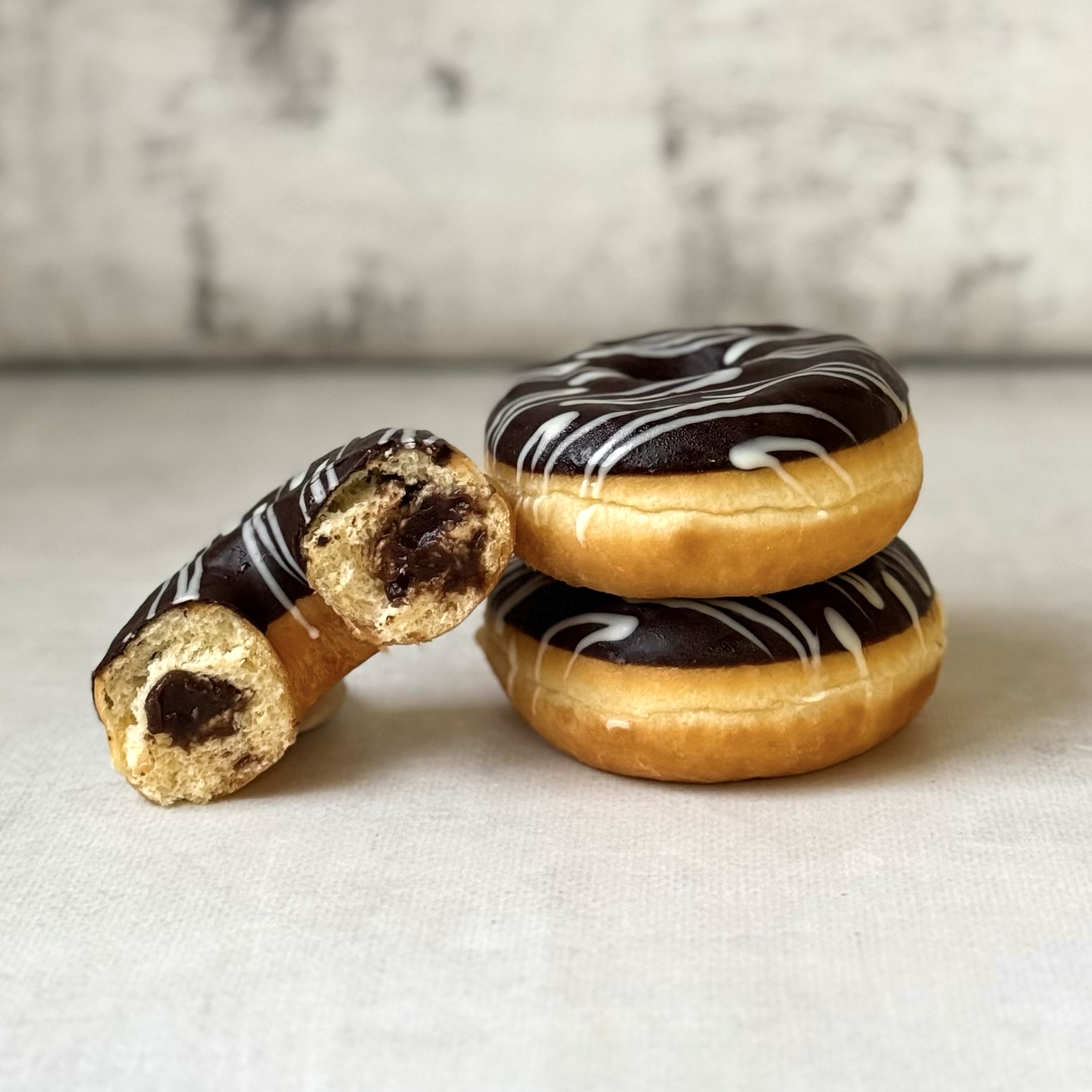 Донат глазированный Шоколад с шок. начинкой изображение 4