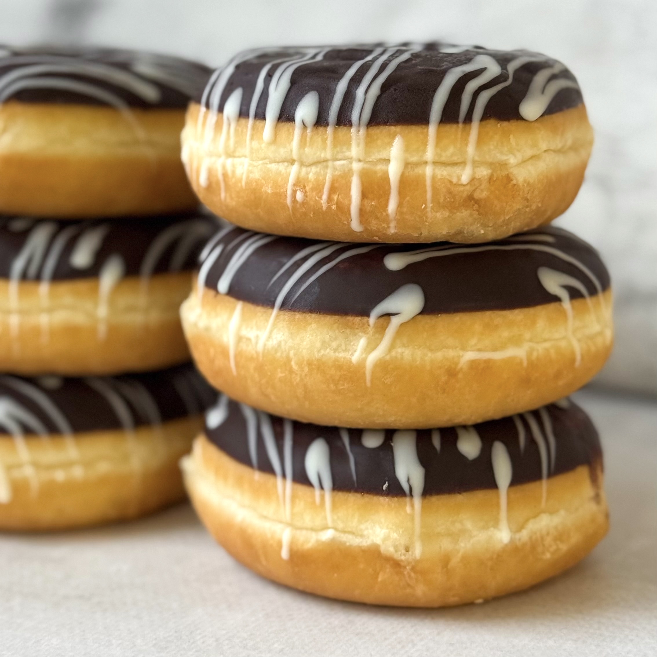 Донат глазированный Шоколад с шок. начинкой изображение 5