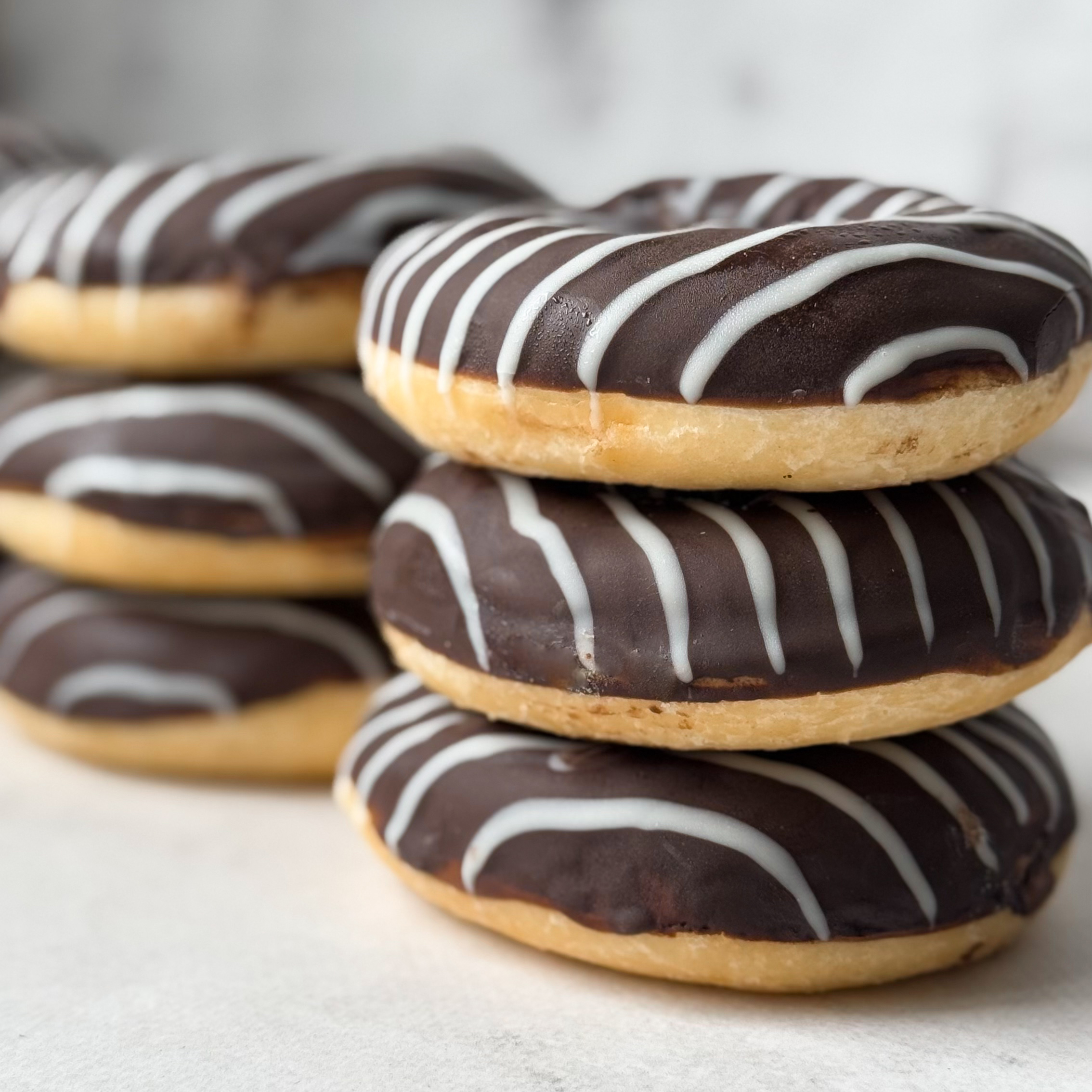 Пончик-донатс с шоколадной начинкой и шоколадной кондитерской глазурью изображение 2