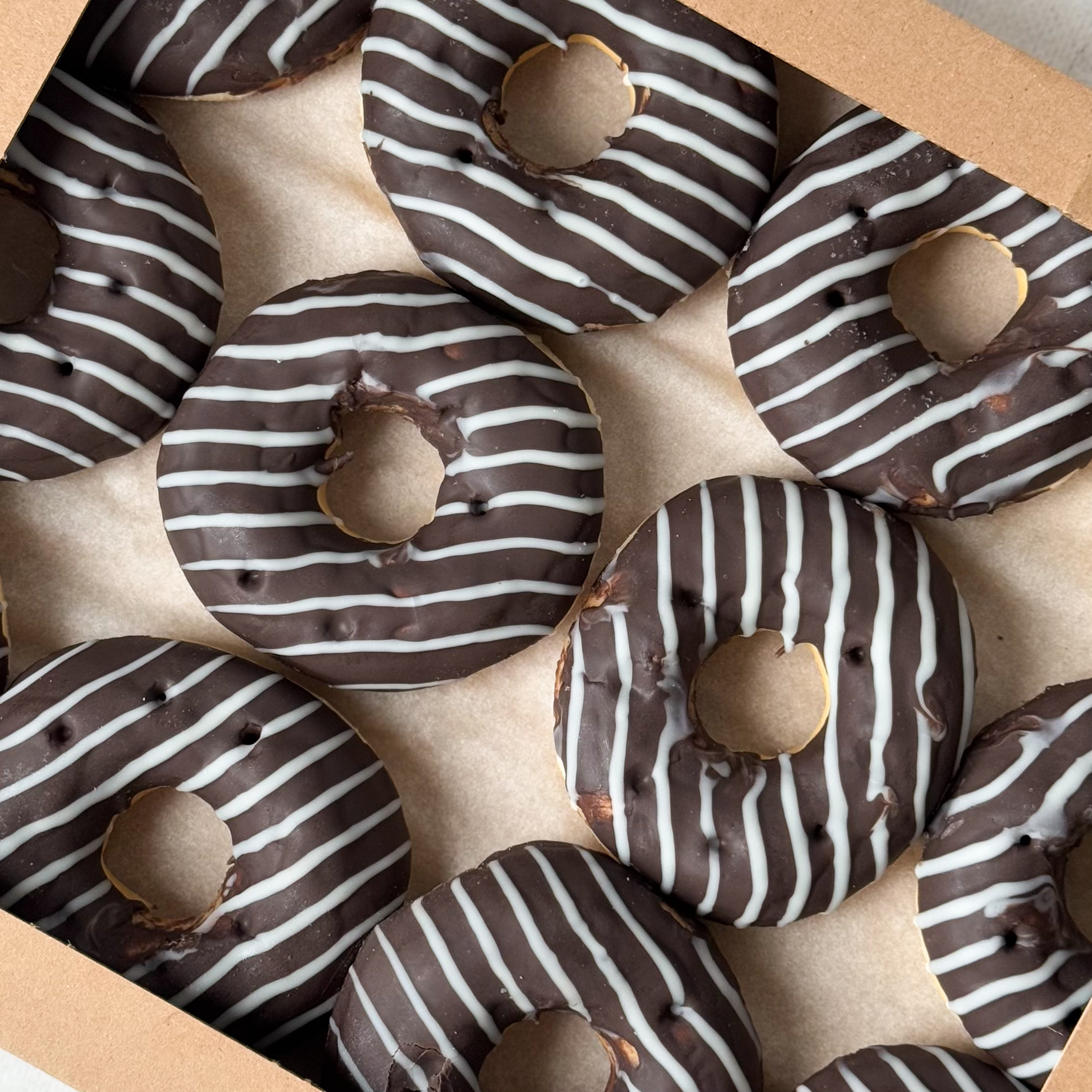 Пончик-донатс с шоколадной начинкой и шоколадной кондитерской глазурью изображение 3