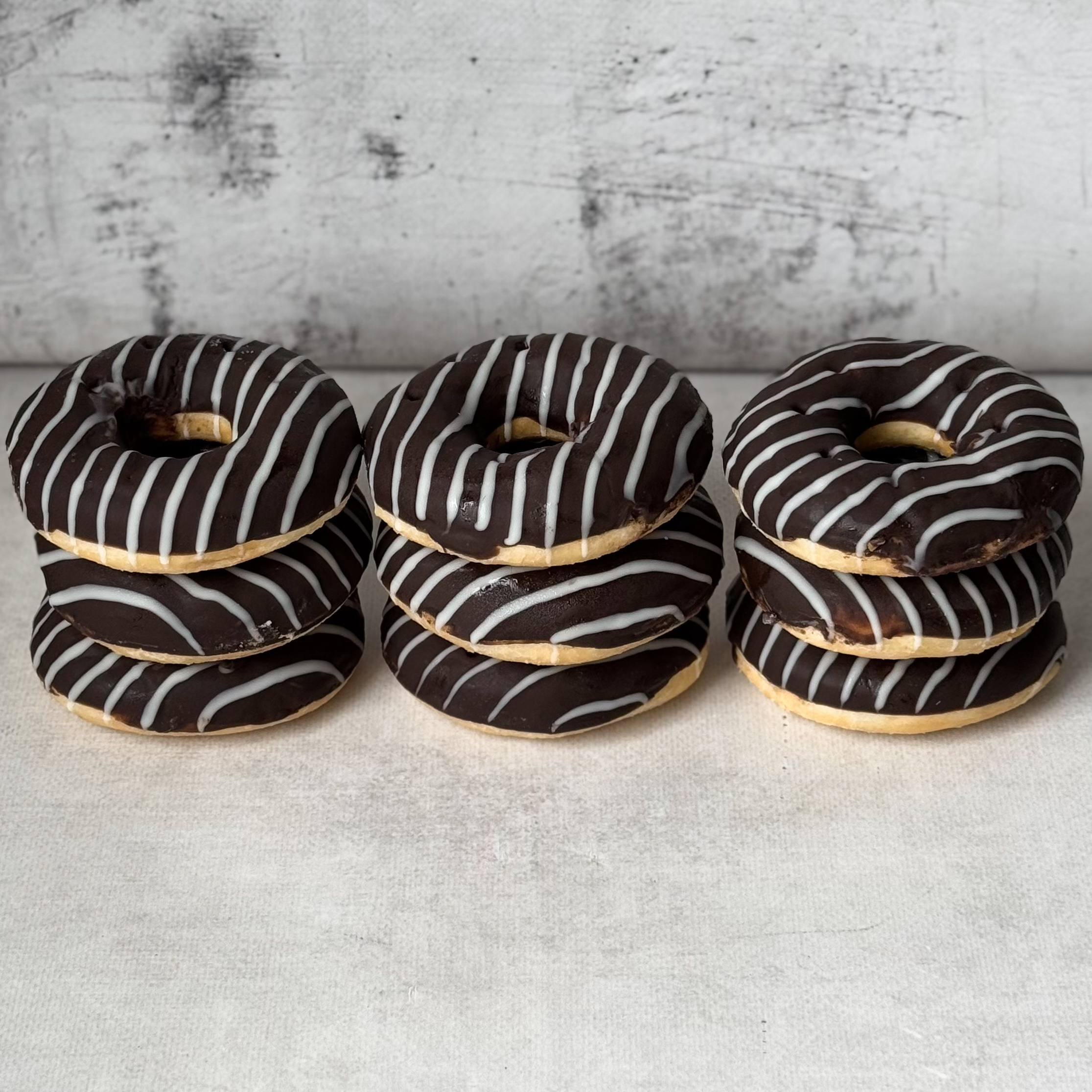 Пончик-донатс с шоколадной начинкой и шоколадной кондитерской глазурью изображение 4