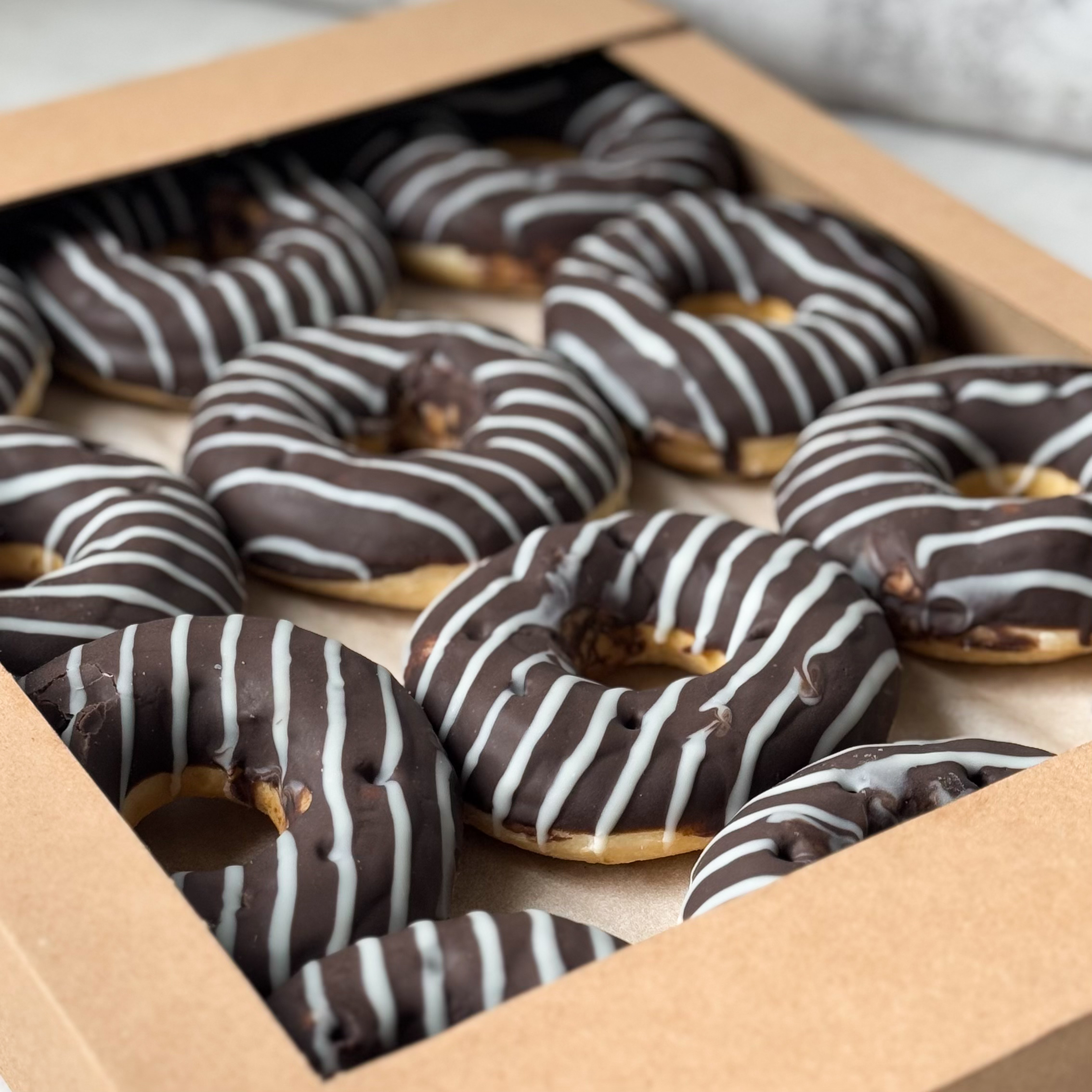 Пончик-донатс с шоколадной начинкой и шоколадной кондитерской глазурью изображение 5