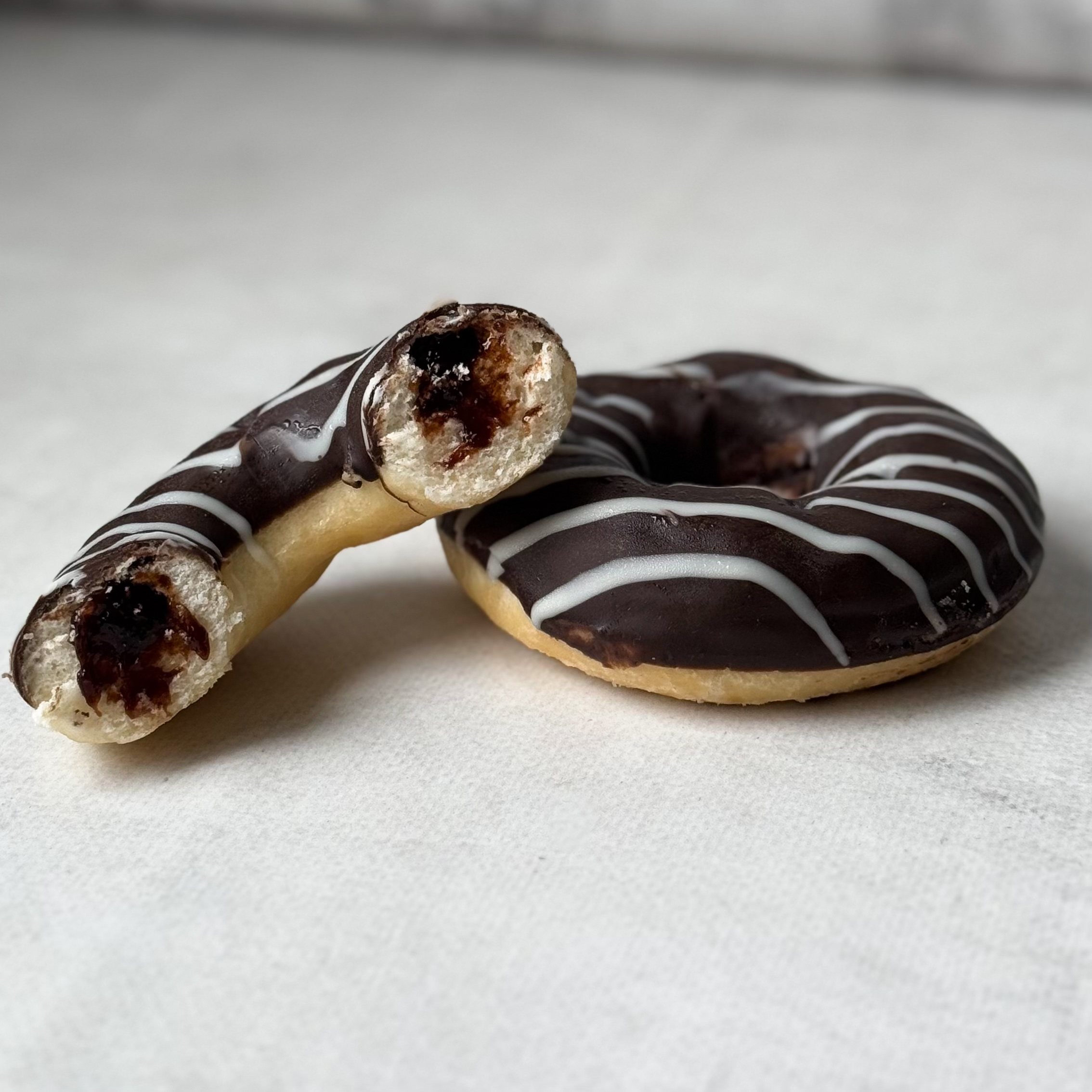 Пончик-донатс с шоколадной начинкой и шоколадной кондитерской глазурью изображение 6