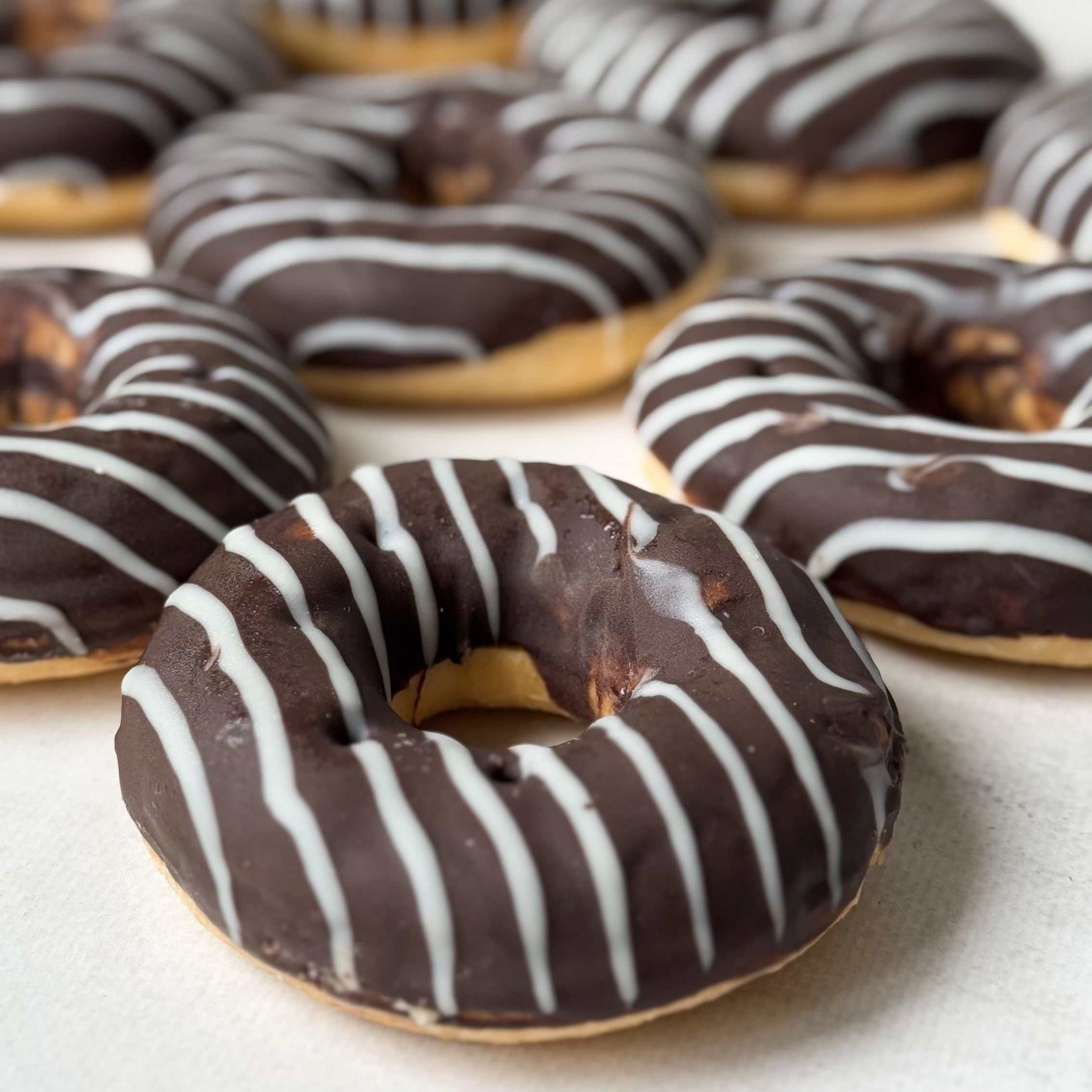 Пончик-донатс с шоколадной начинкой и шоколадной кондитерской глазурью изображение 7