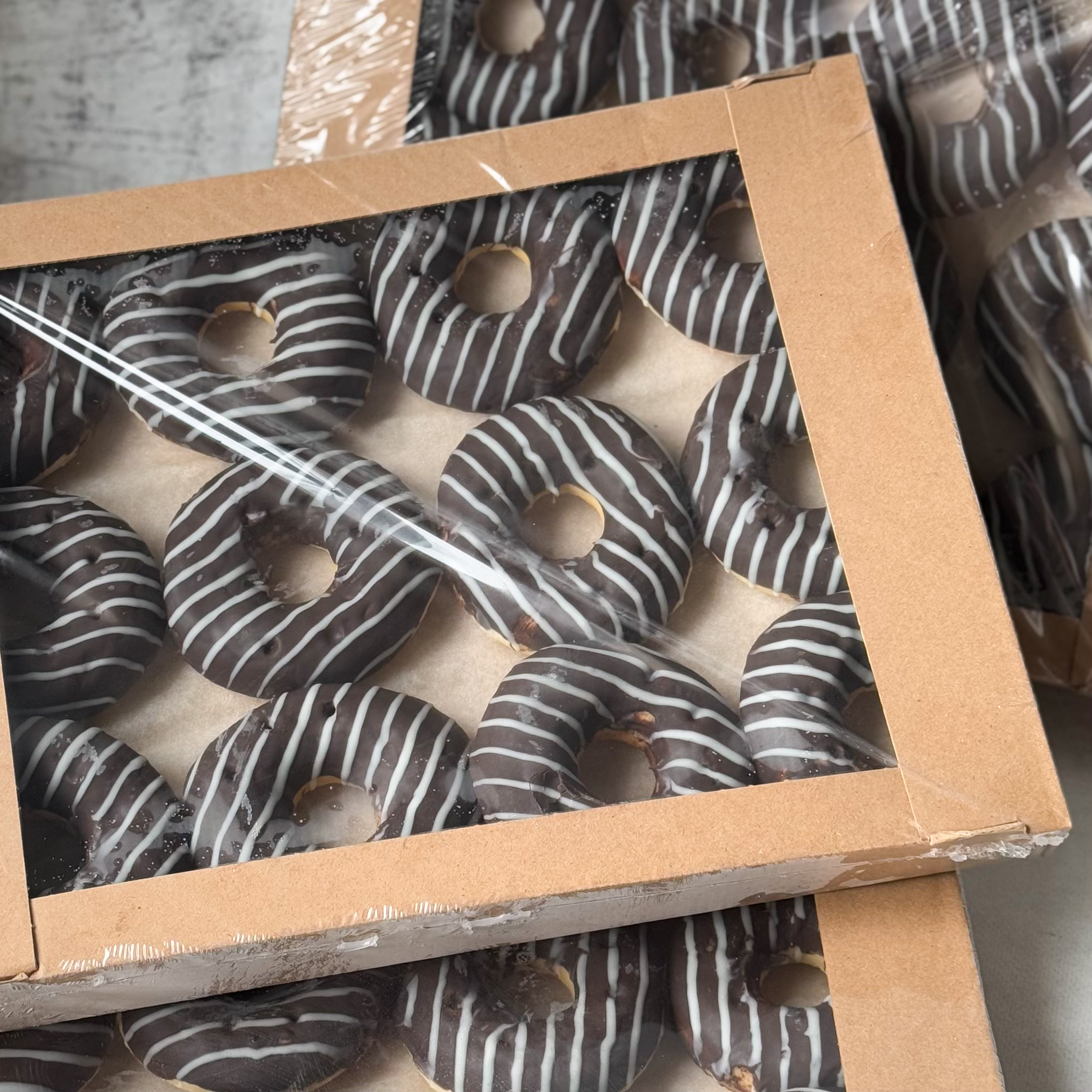 Пончик-донатс с шоколадной начинкой и шоколадной кондитерской глазурью изображение 8