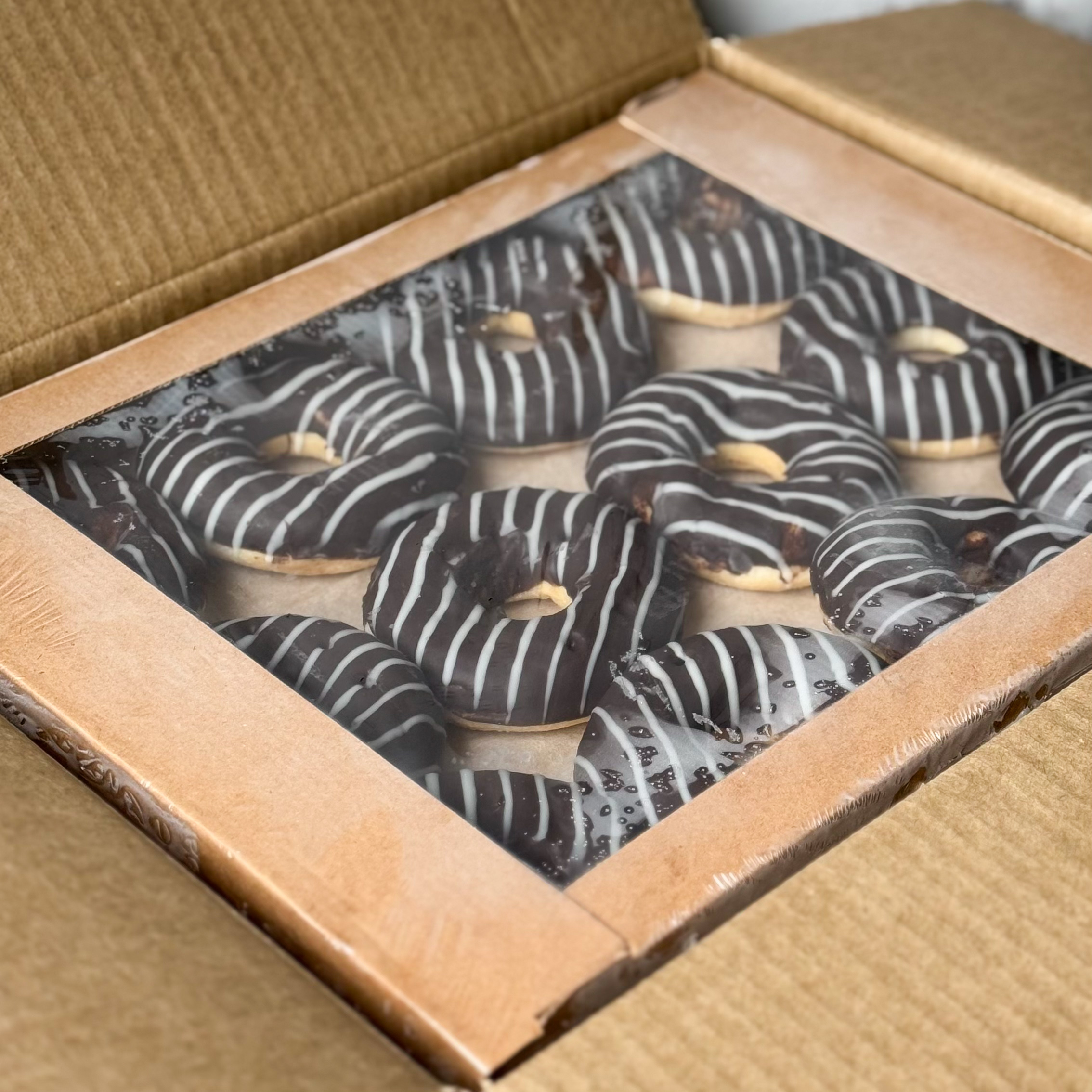 Пончик-донатс с шоколадной начинкой и шоколадной кондитерской глазурью изображение 9