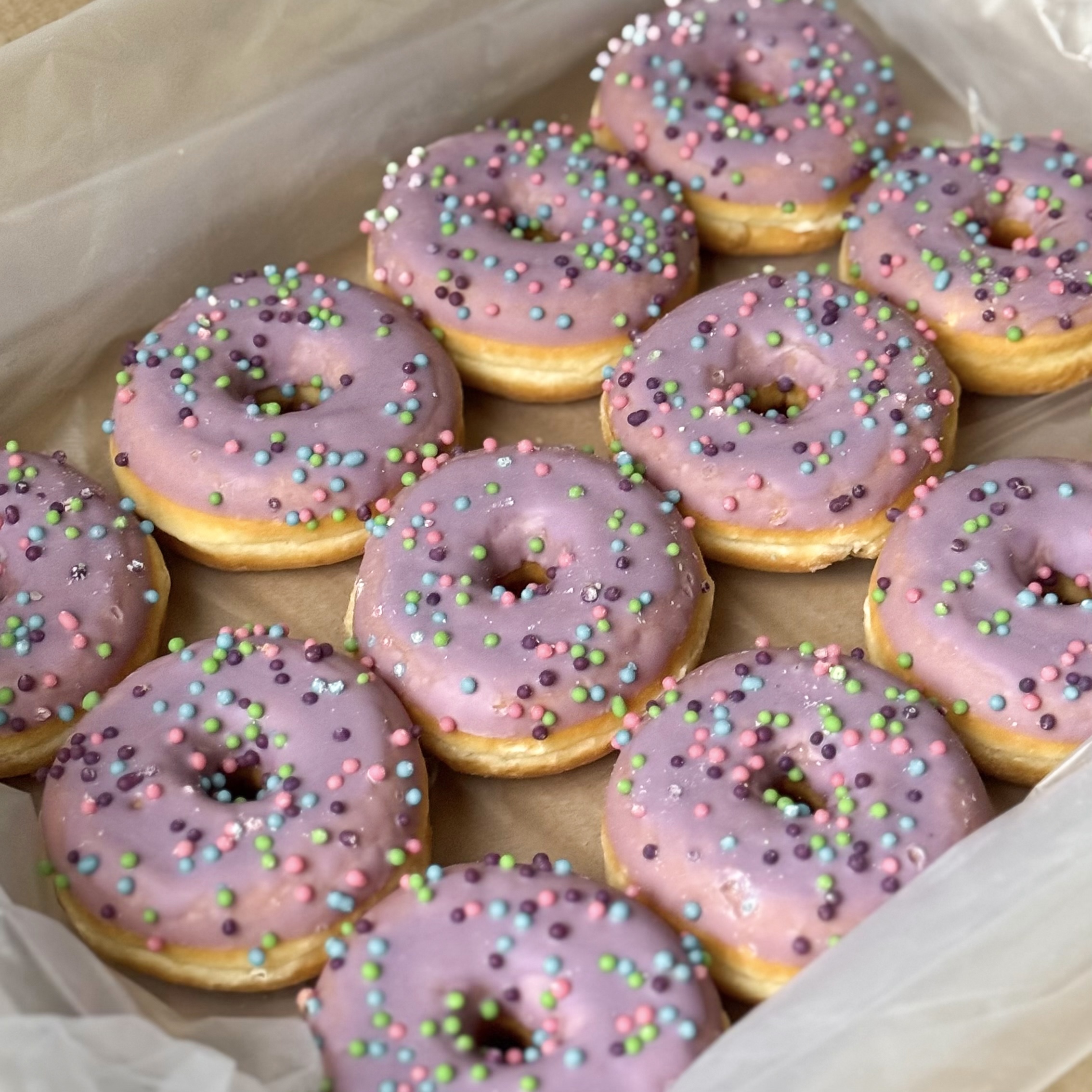 Донат глазированный со вкусом Черника с крем-чиз с начинкой изображение 5