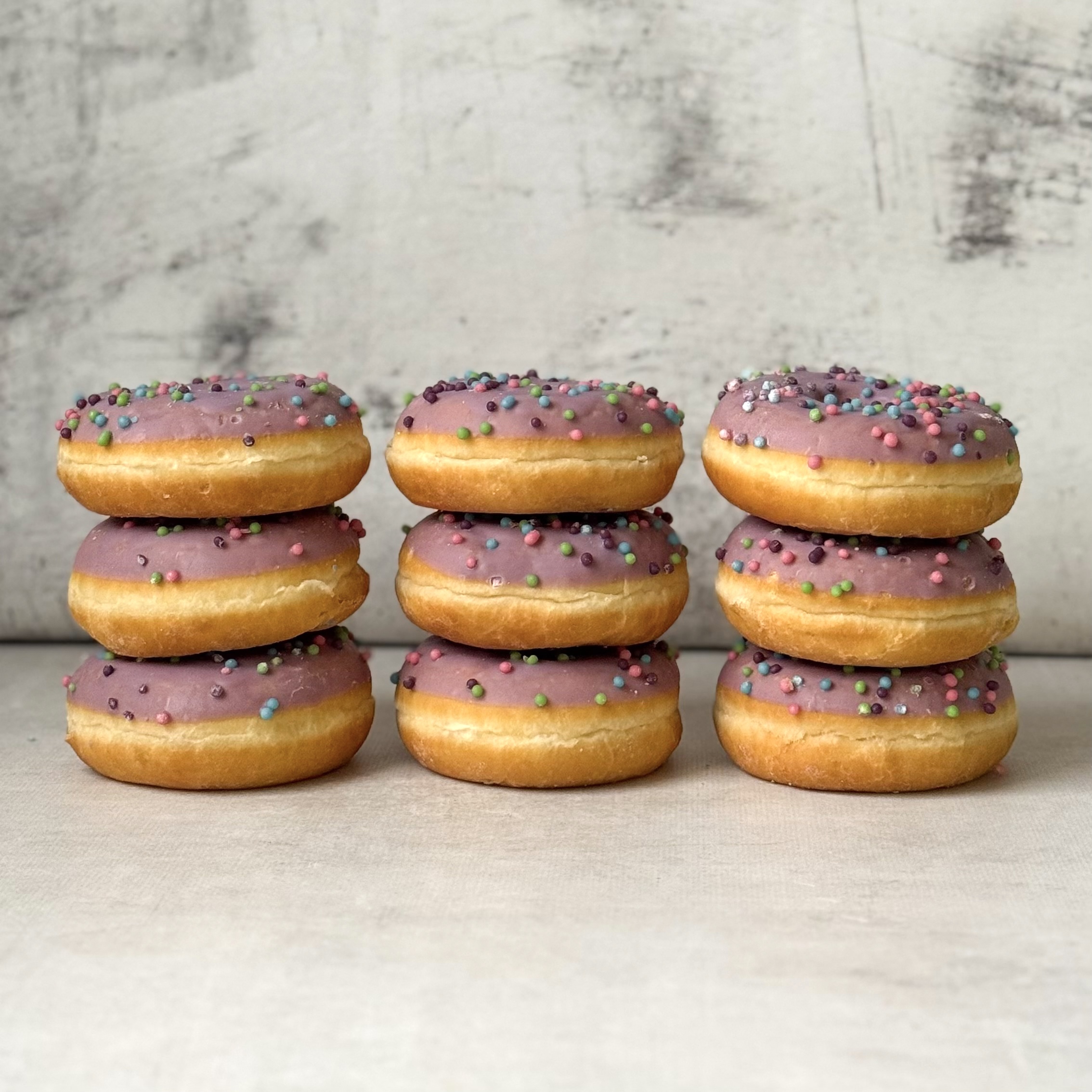 Донат глазированный со вкусом Черника с крем-чиз с начинкой изображение 6