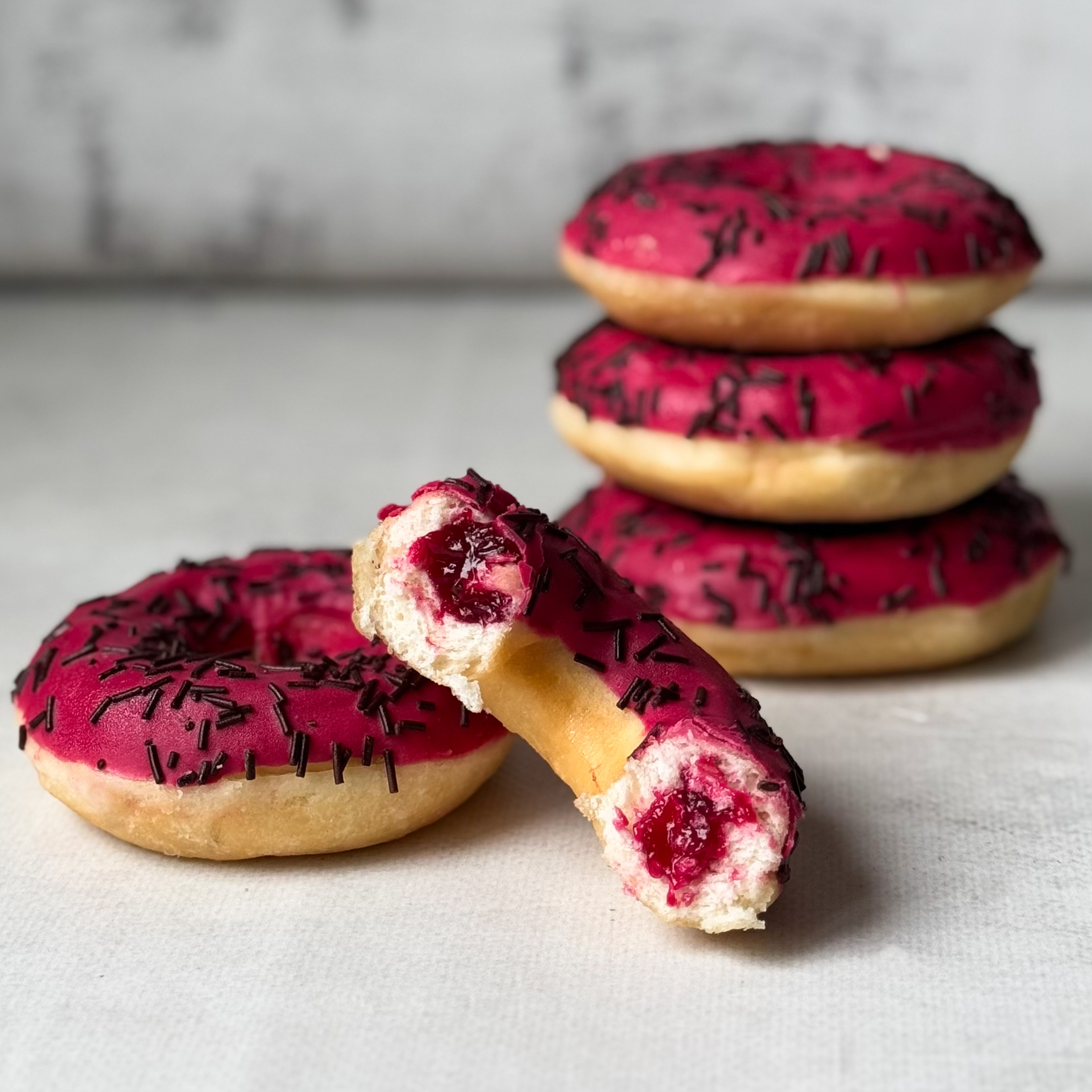 Донат глазированный вишневый с вишневой начинкой изображение 1