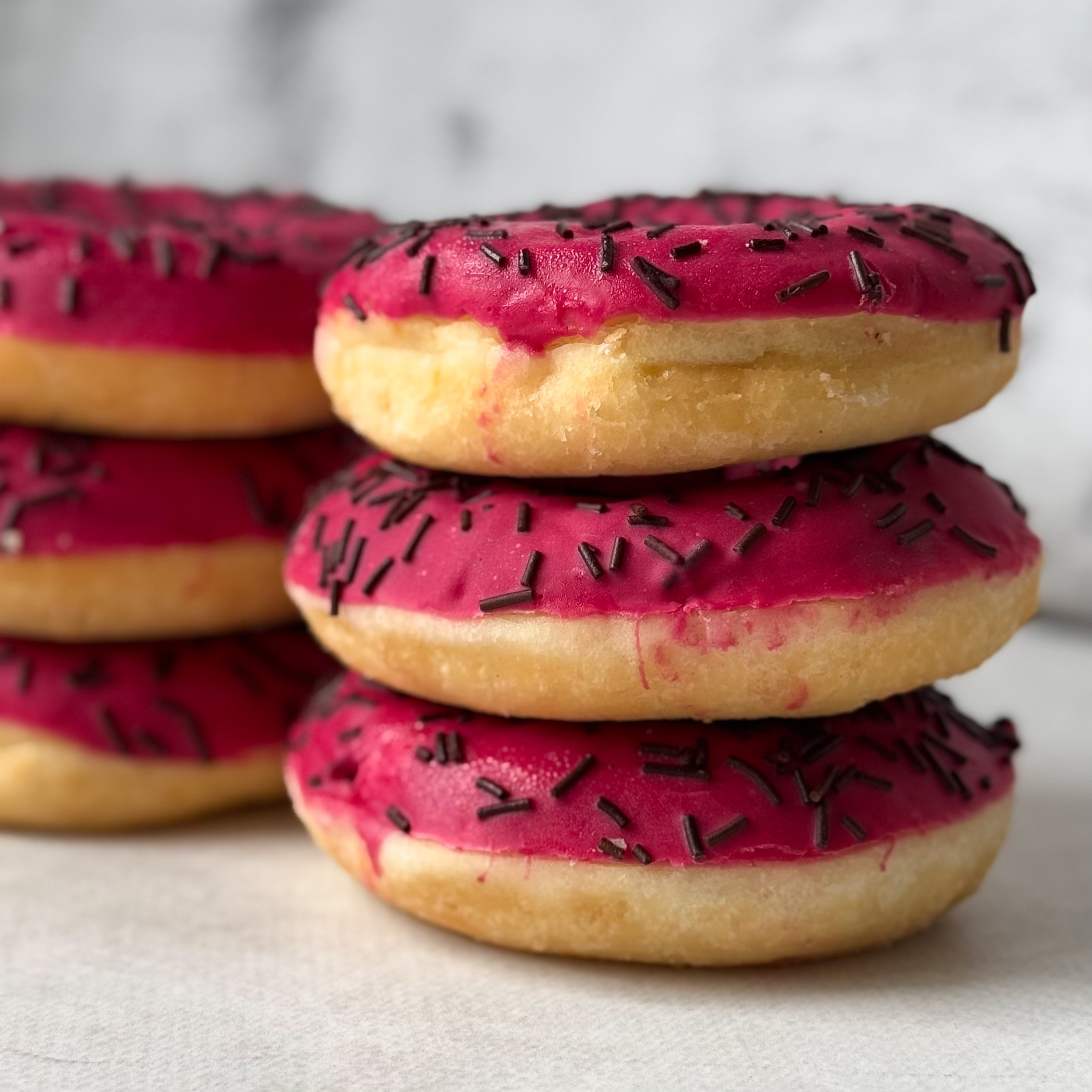 Донат глазированный вишневый с вишневой начинкой изображение 2