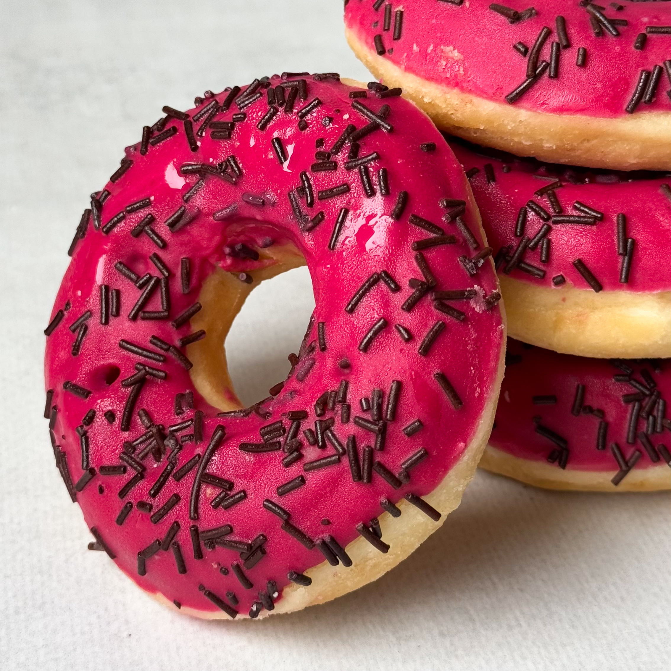 Донат глазированный вишневый с вишневой начинкой изображение 5