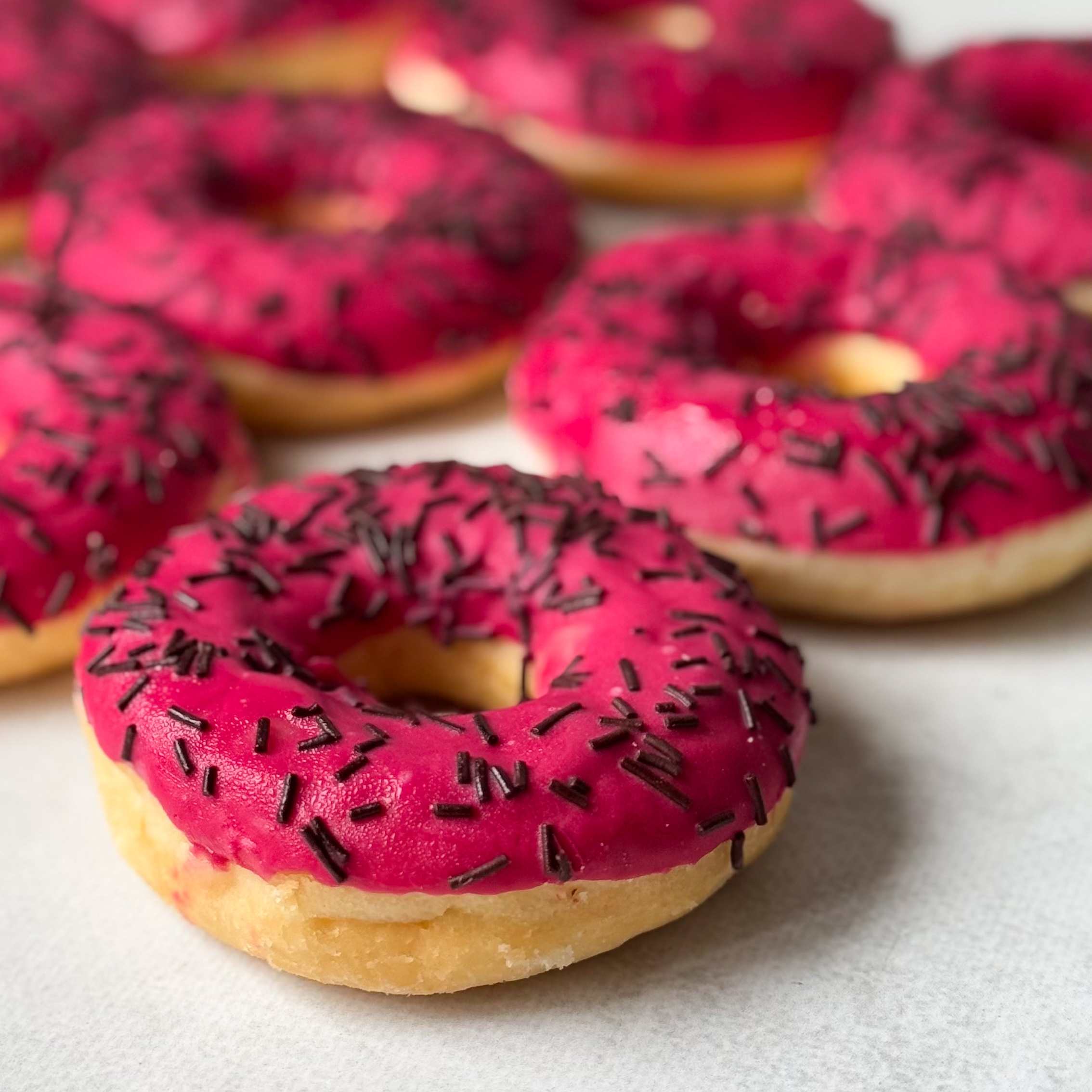 Донат глазированный вишневый с вишневой начинкой изображение 7