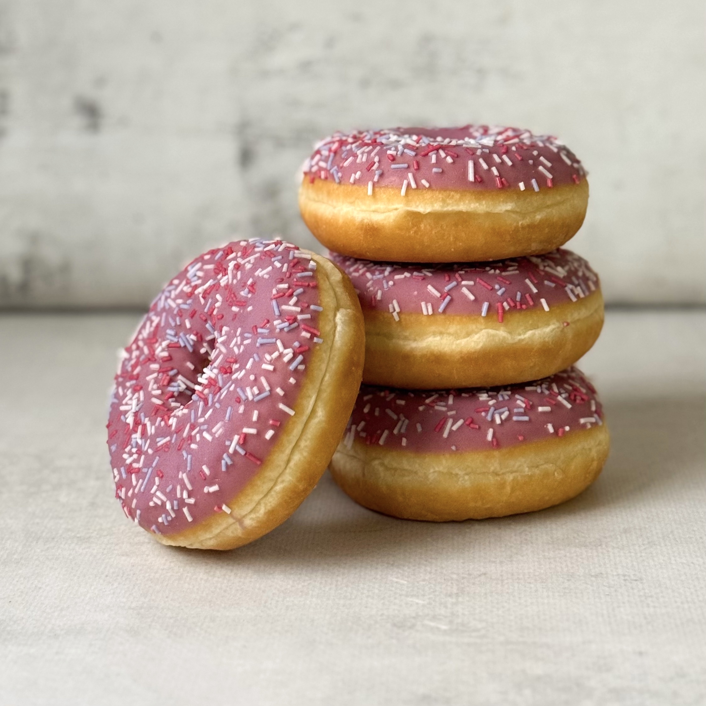 Донат глазированный Ягодный микс с ягодной начинкой изображение 5