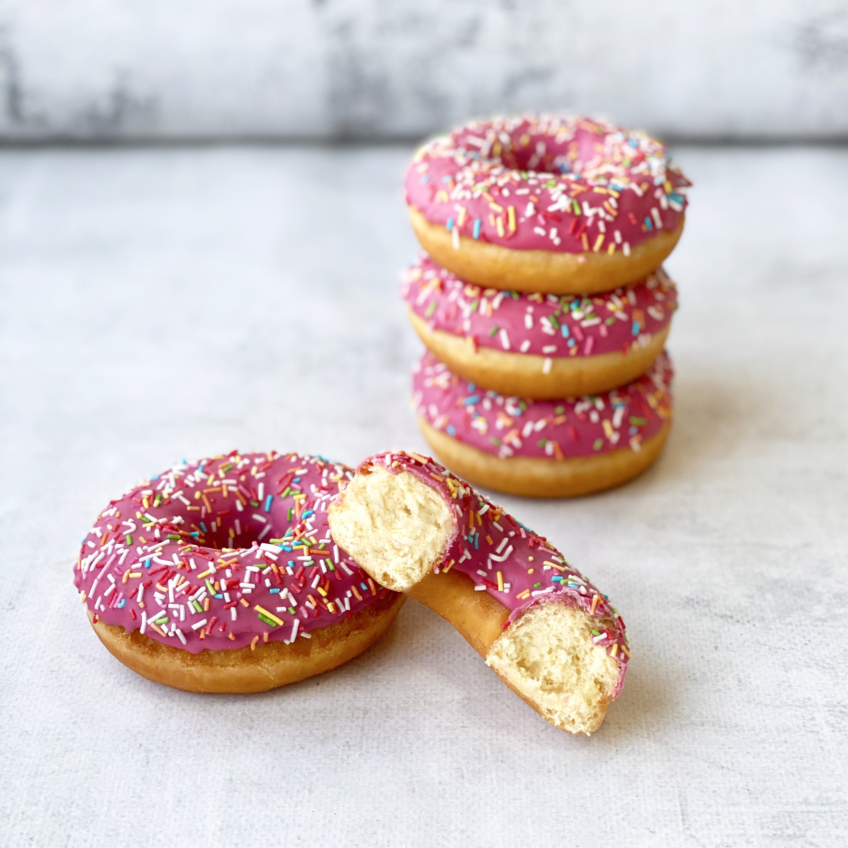 Донат со вкусом клубники глазированный изображение 1