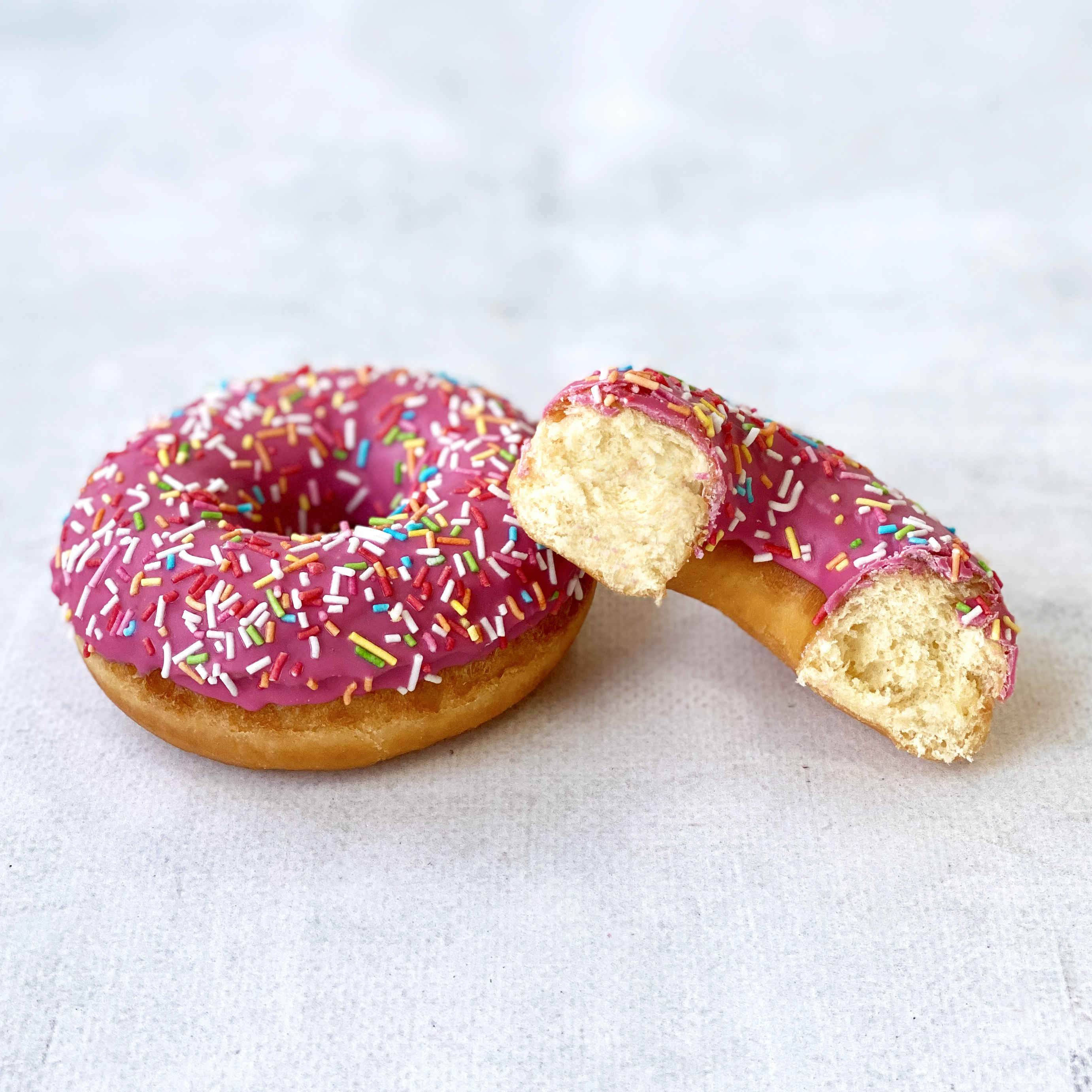 Донат со вкусом клубники глазированный изображение 3