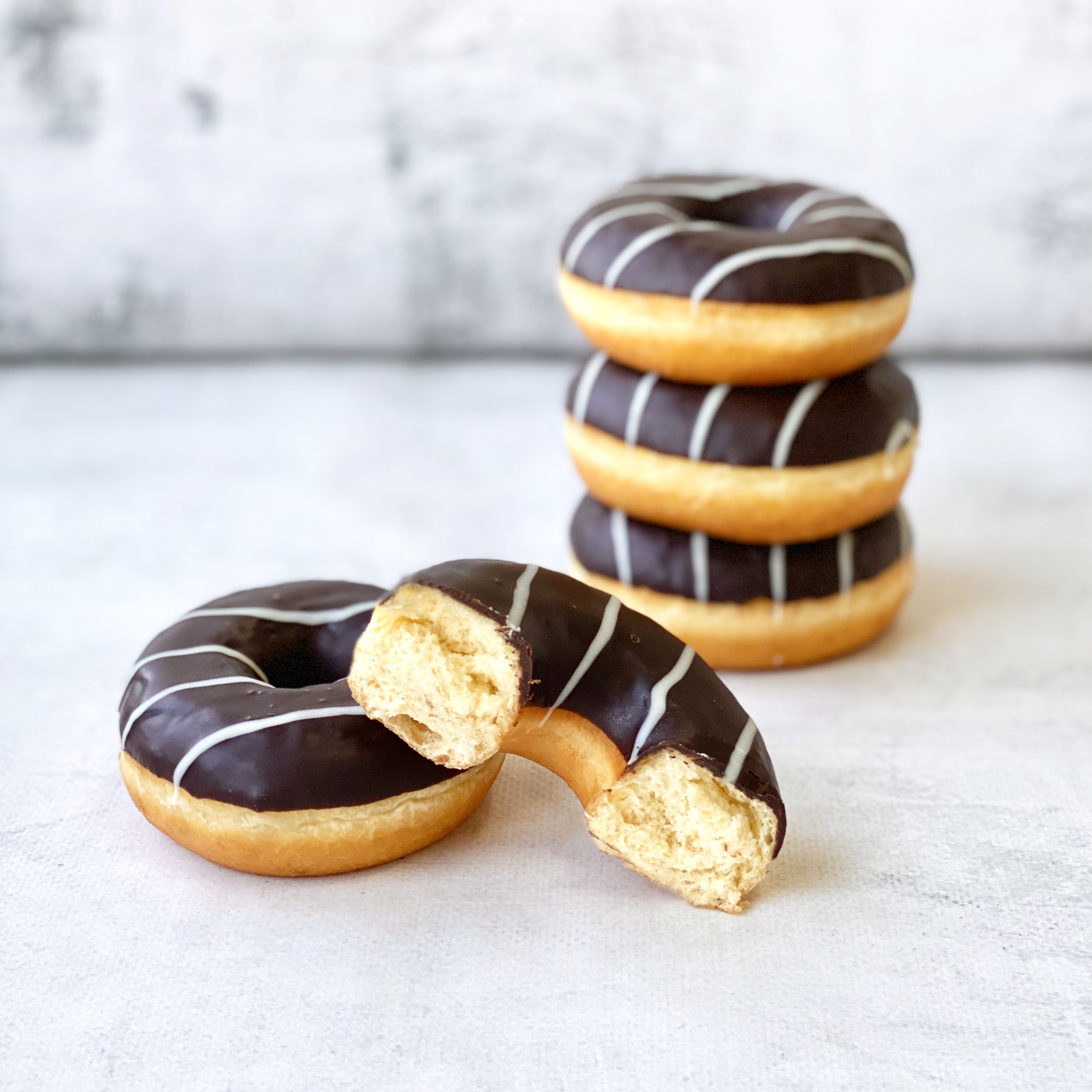 Донат со вкусом шоколада глазированный изображение 1