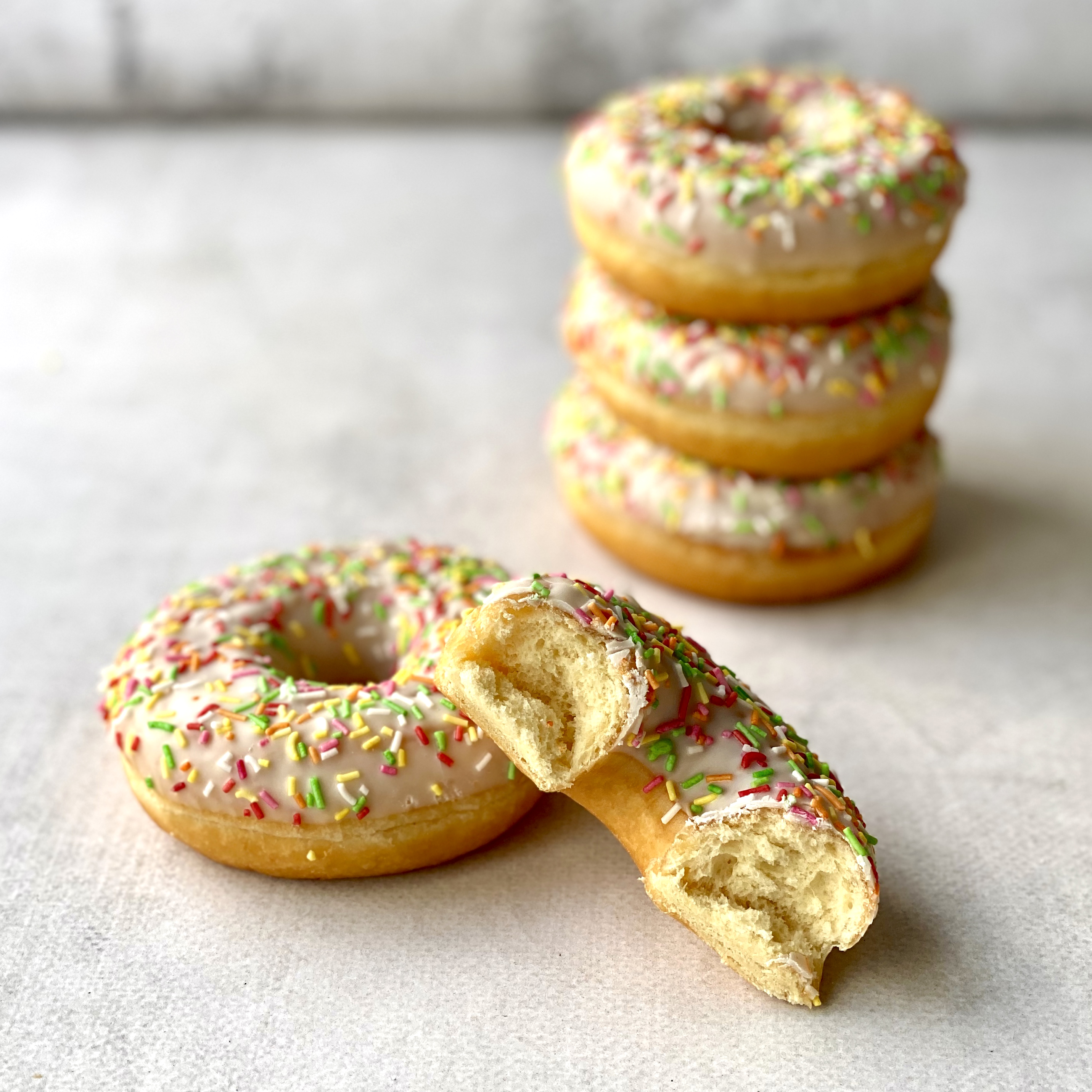 Донат ванильный глазированный с посыпкой изображение 1