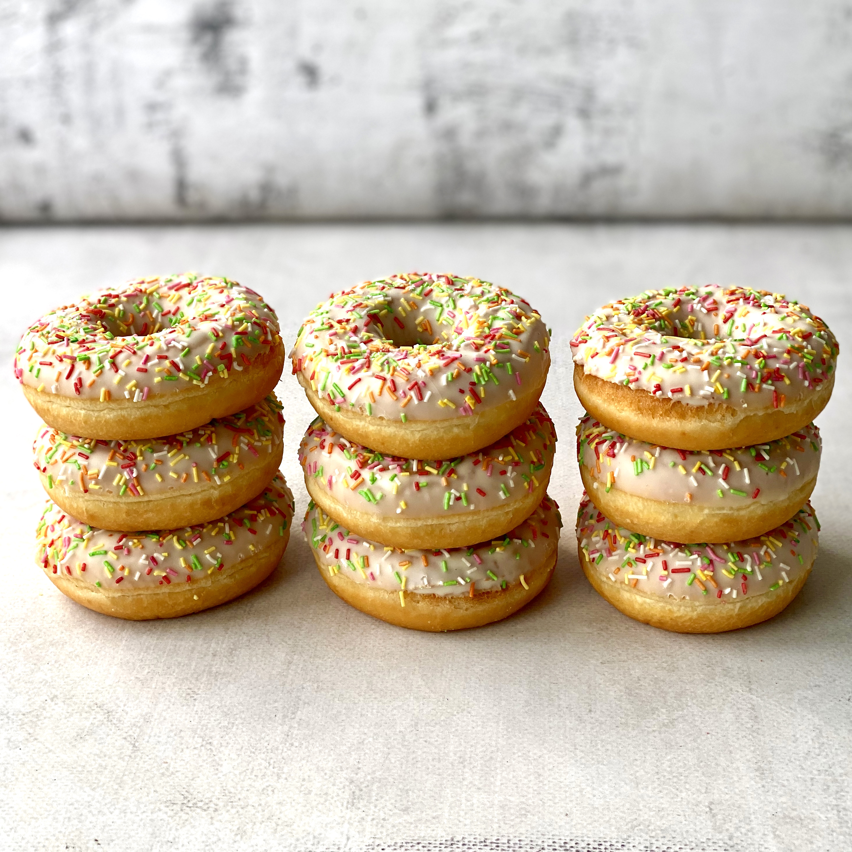 Донат ванильный глазированный с посыпкой изображение 2