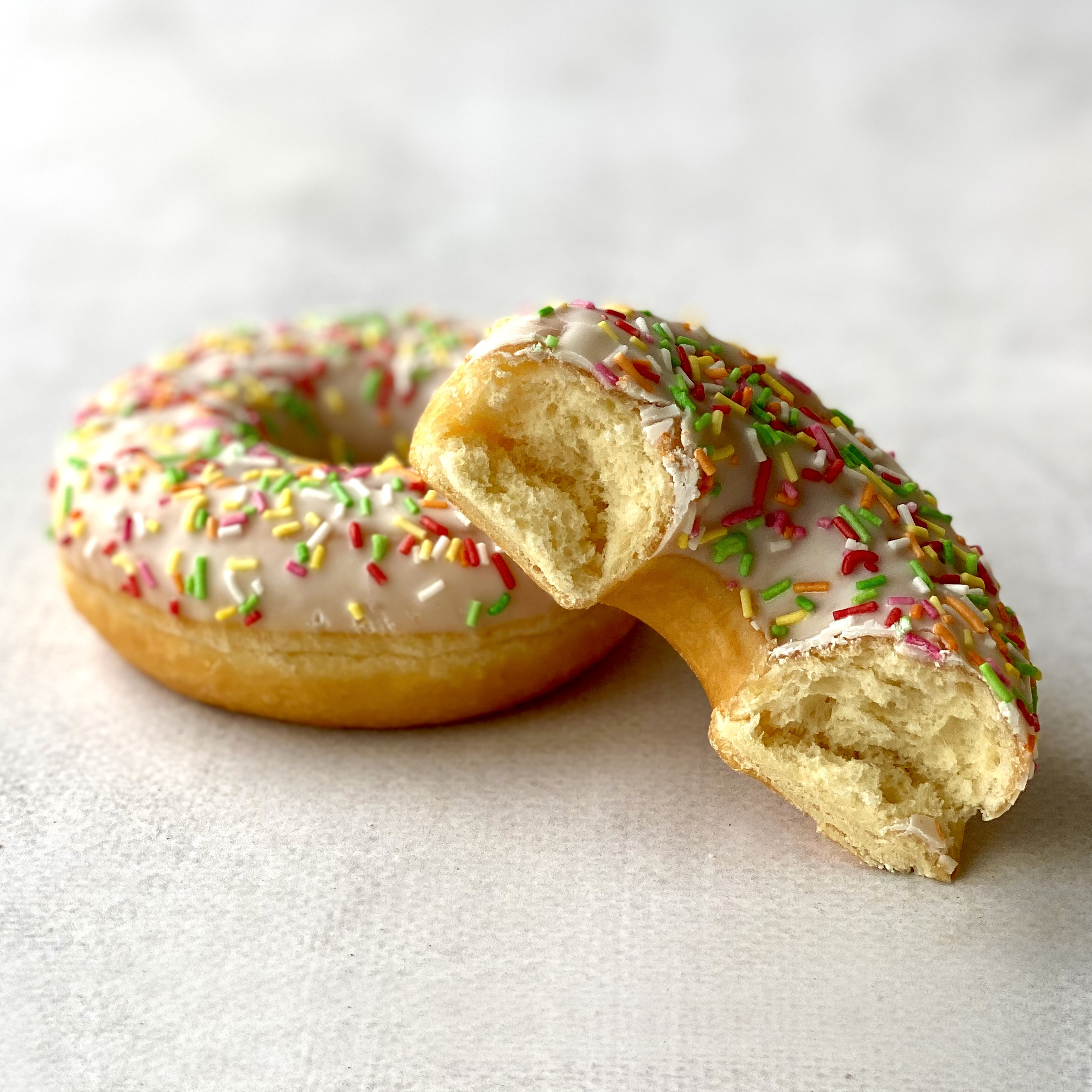 Донат ванильный глазированный с посыпкой изображение 3