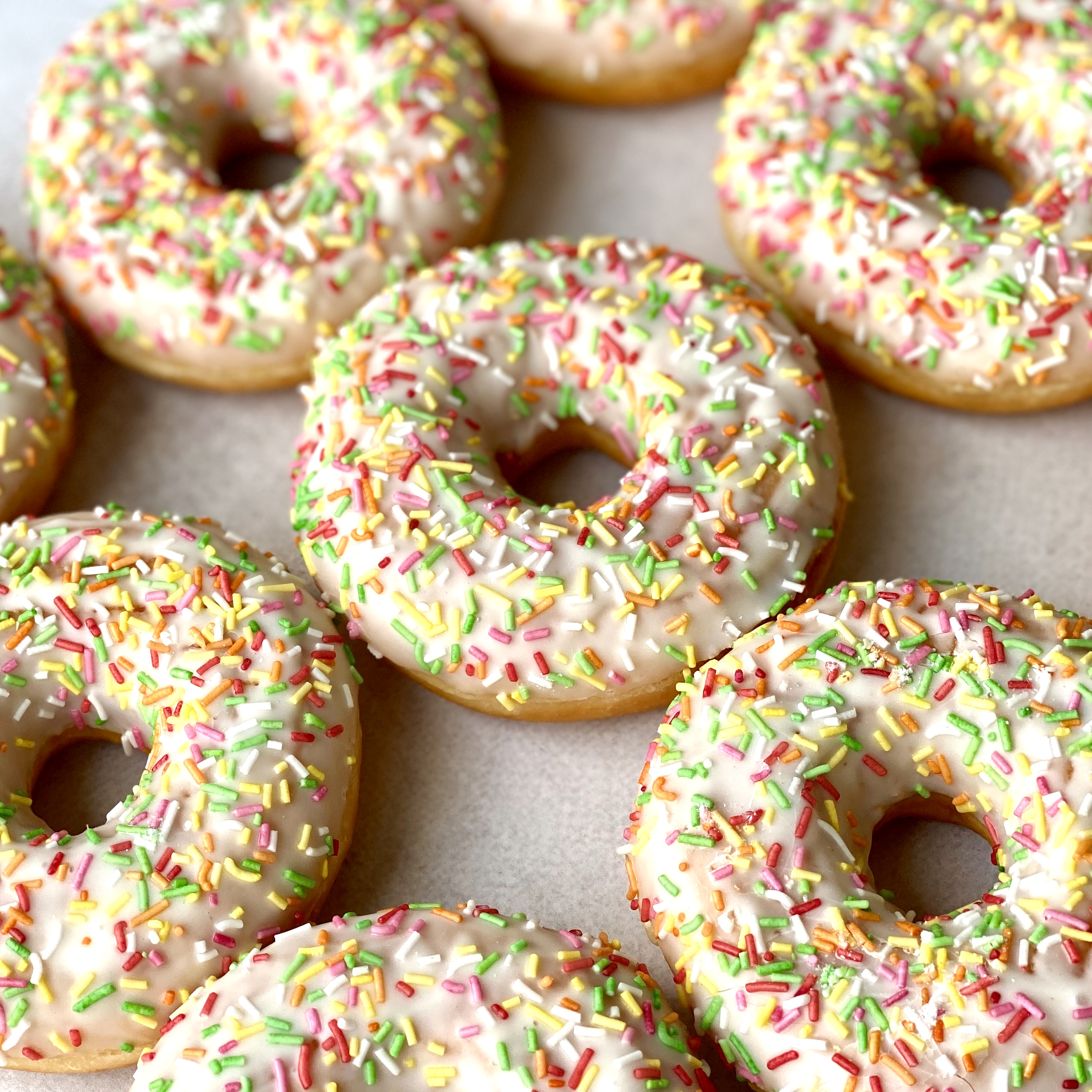 Донат ванильный глазированный с посыпкой изображение 4