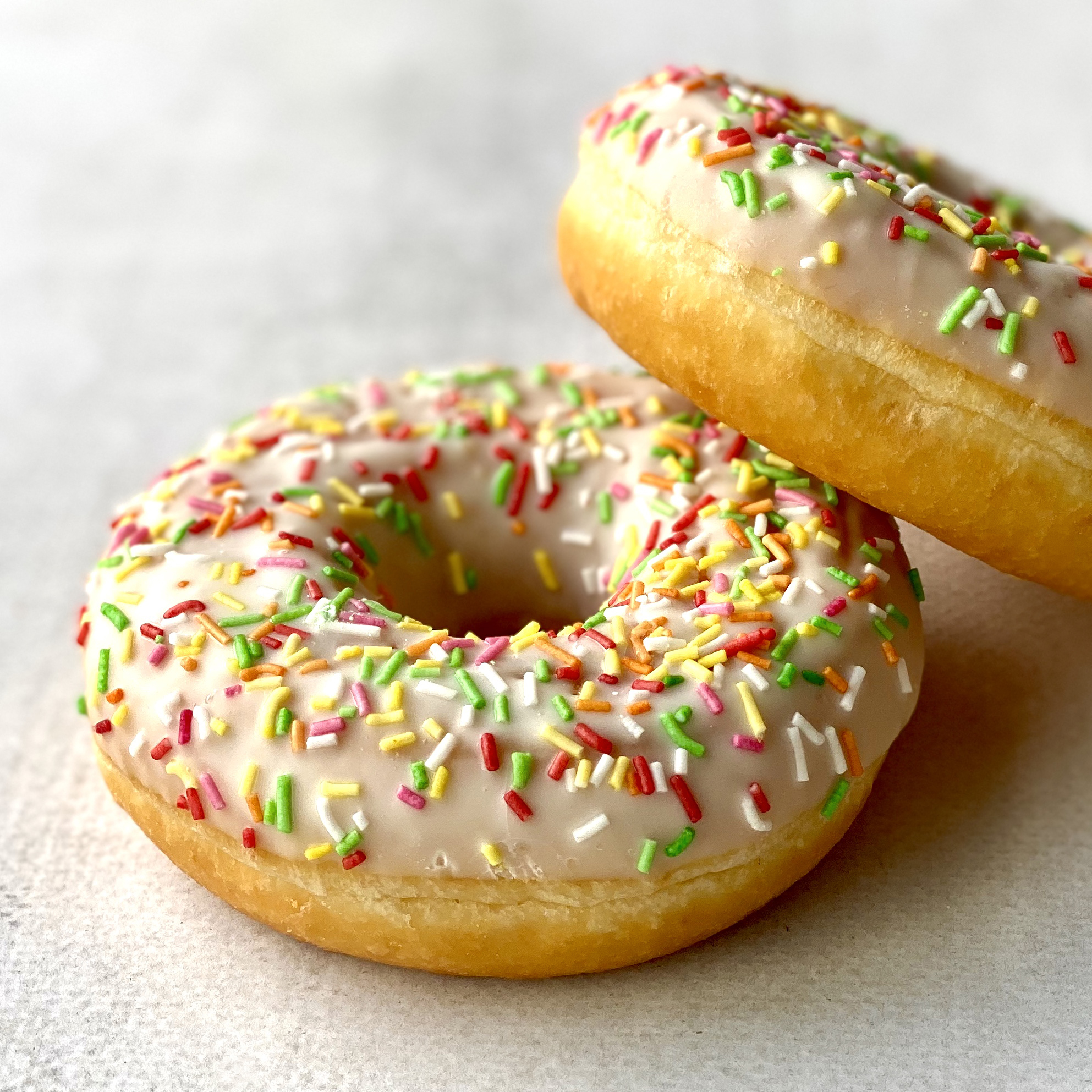 Донат ванильный глазированный с посыпкой изображение 5