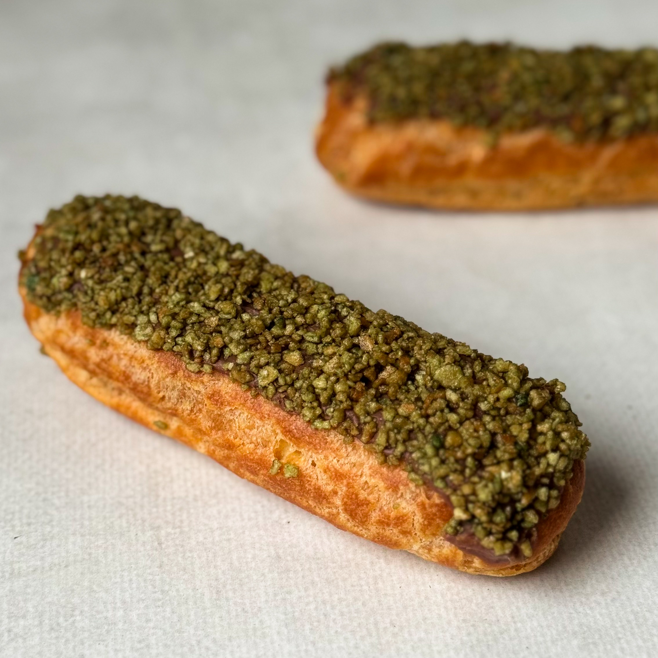 Эклер, вдохновлённый популярным лакомством арабских стран, с кремом из взбитых сливок, покрытый шоколадом и посыпкой "Дубайский шоколад" изображение 4