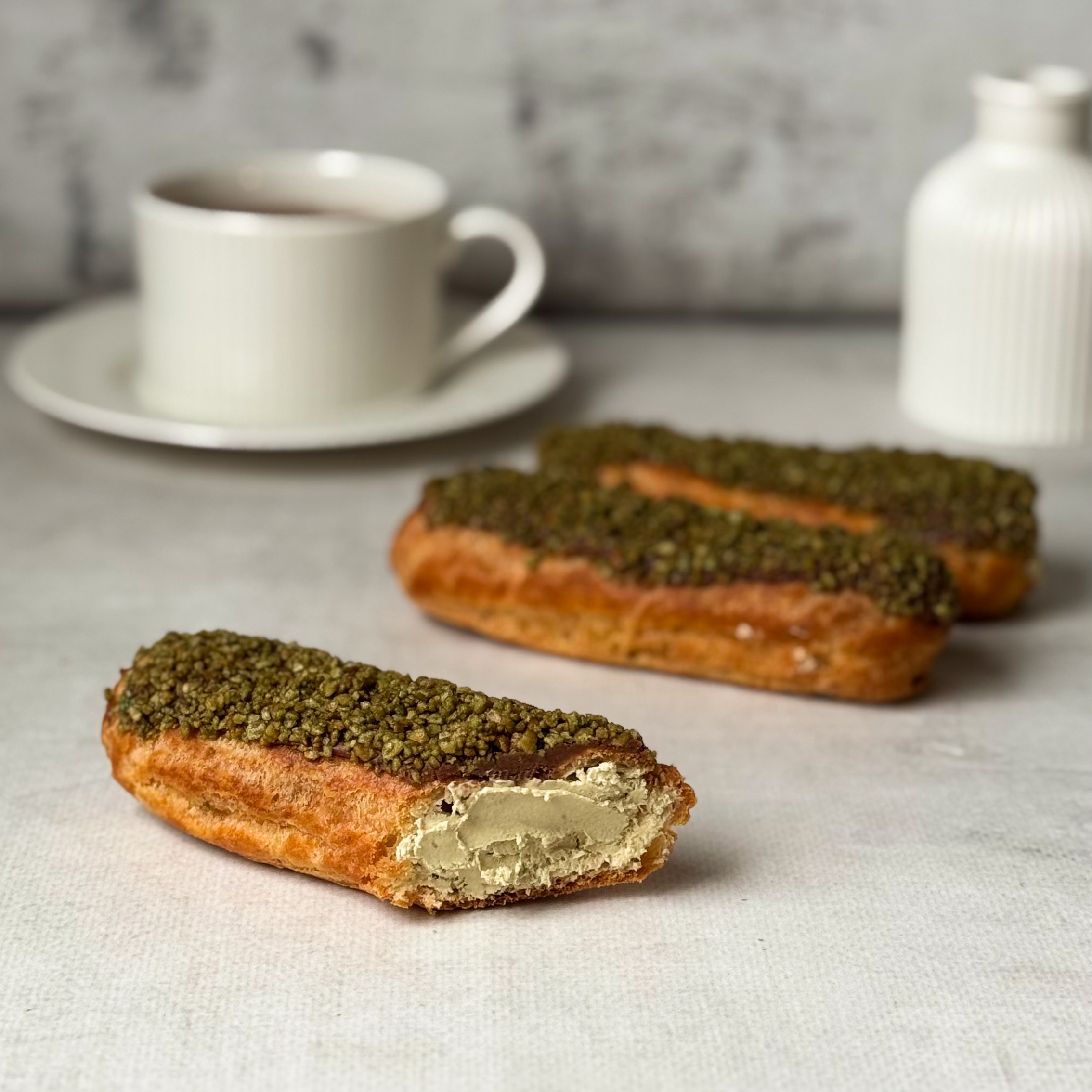 Эклер, вдохновлённый популярным лакомством арабских стран, с кремом из взбитых сливок, покрытый шоколадом и посыпкой "Дубайский шоколад" изображение 7