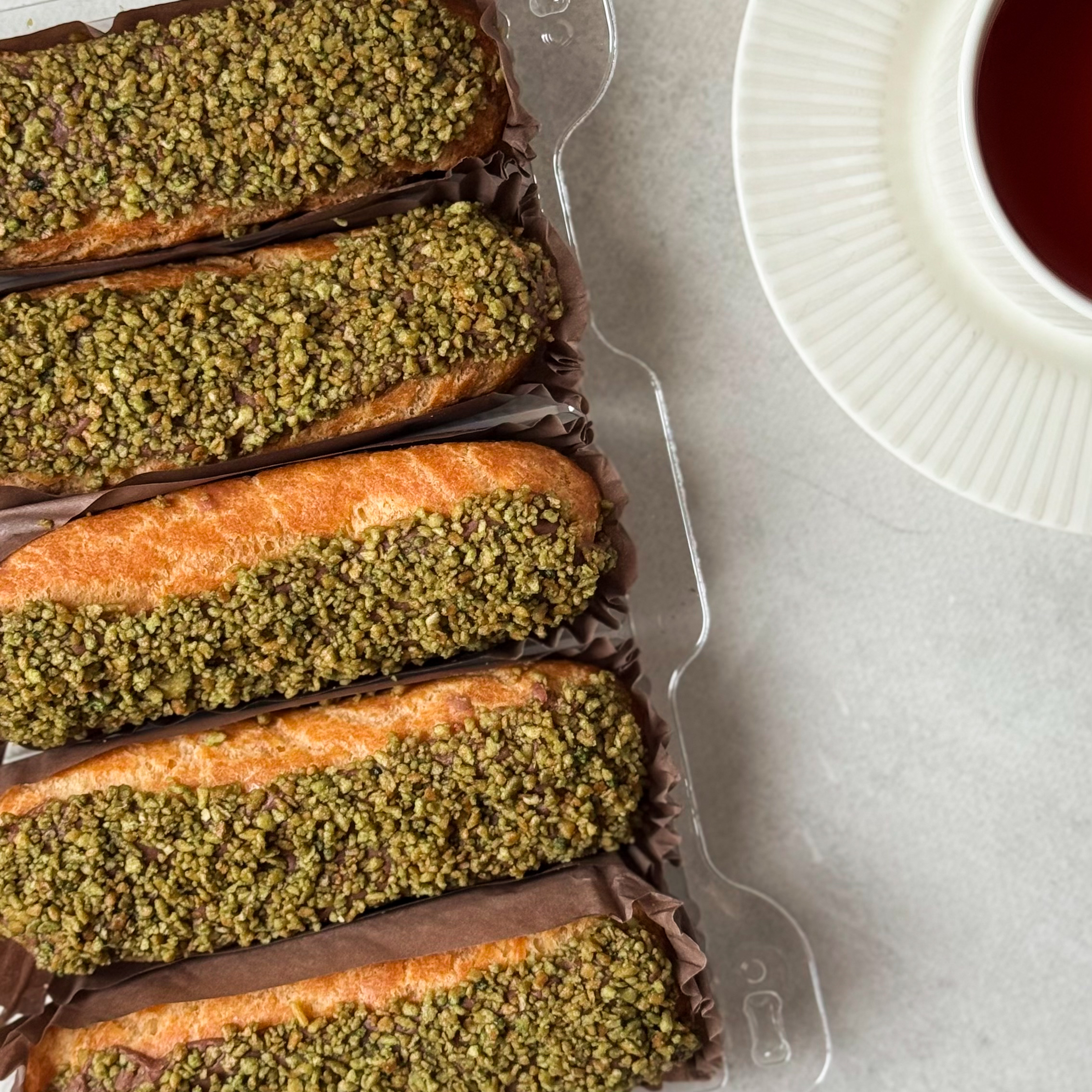 Эклер, вдохновлённый популярным лакомством арабских стран, с кремом из взбитых сливок, покрытый шоколадом и посыпкой "Дубайский шоколад" изображение 8